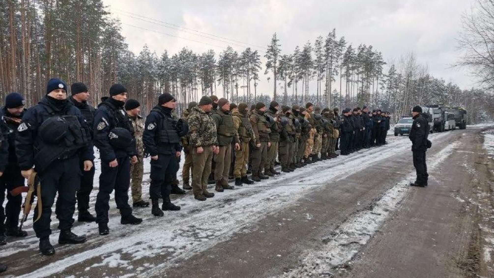 Бурштинове відпрацювання на Рівненщині: вилучено 20 мотопомп, бурштин, обладнання та викрито 25 осіб на клондайках