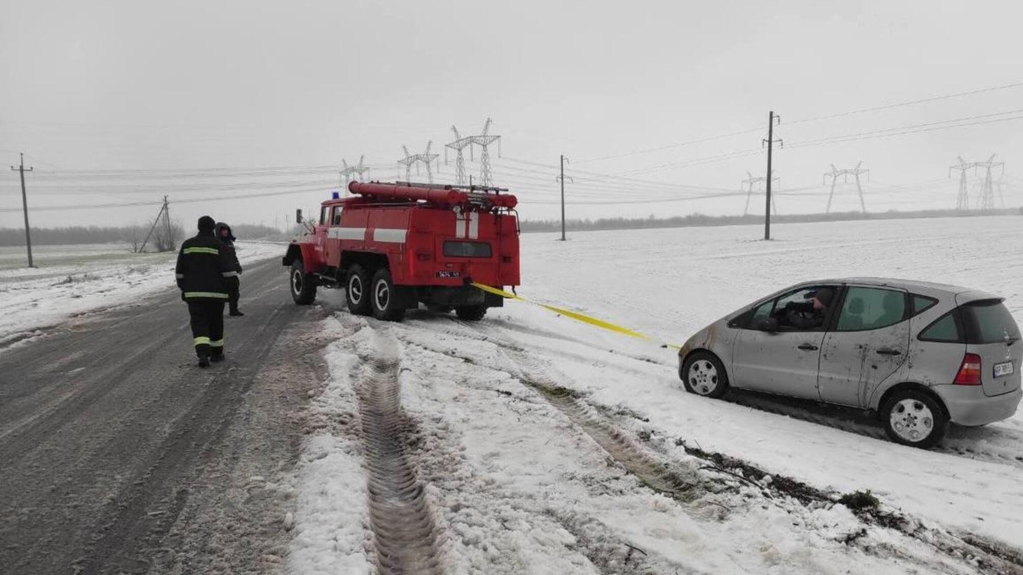 Запорізька область: внаслідок негоди бійці ДСНС допомогали водіям на автошляхах