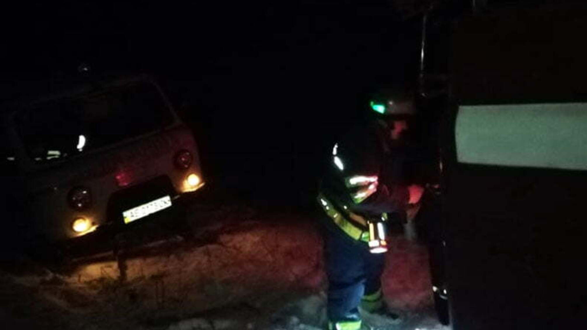 Дніпропетровська область: співробітники ДСНС визволили «швидку» зі снігового замету