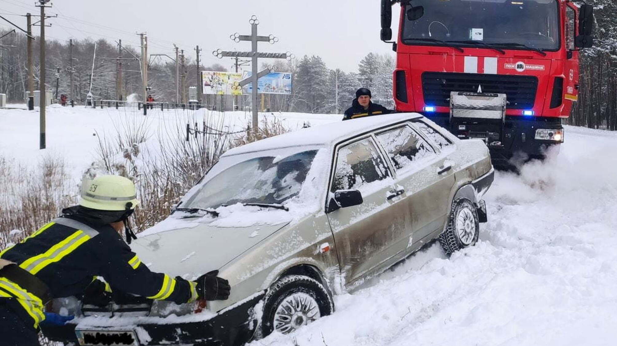 На Донеччині рятувальники вилучили автівку зі снігового замету