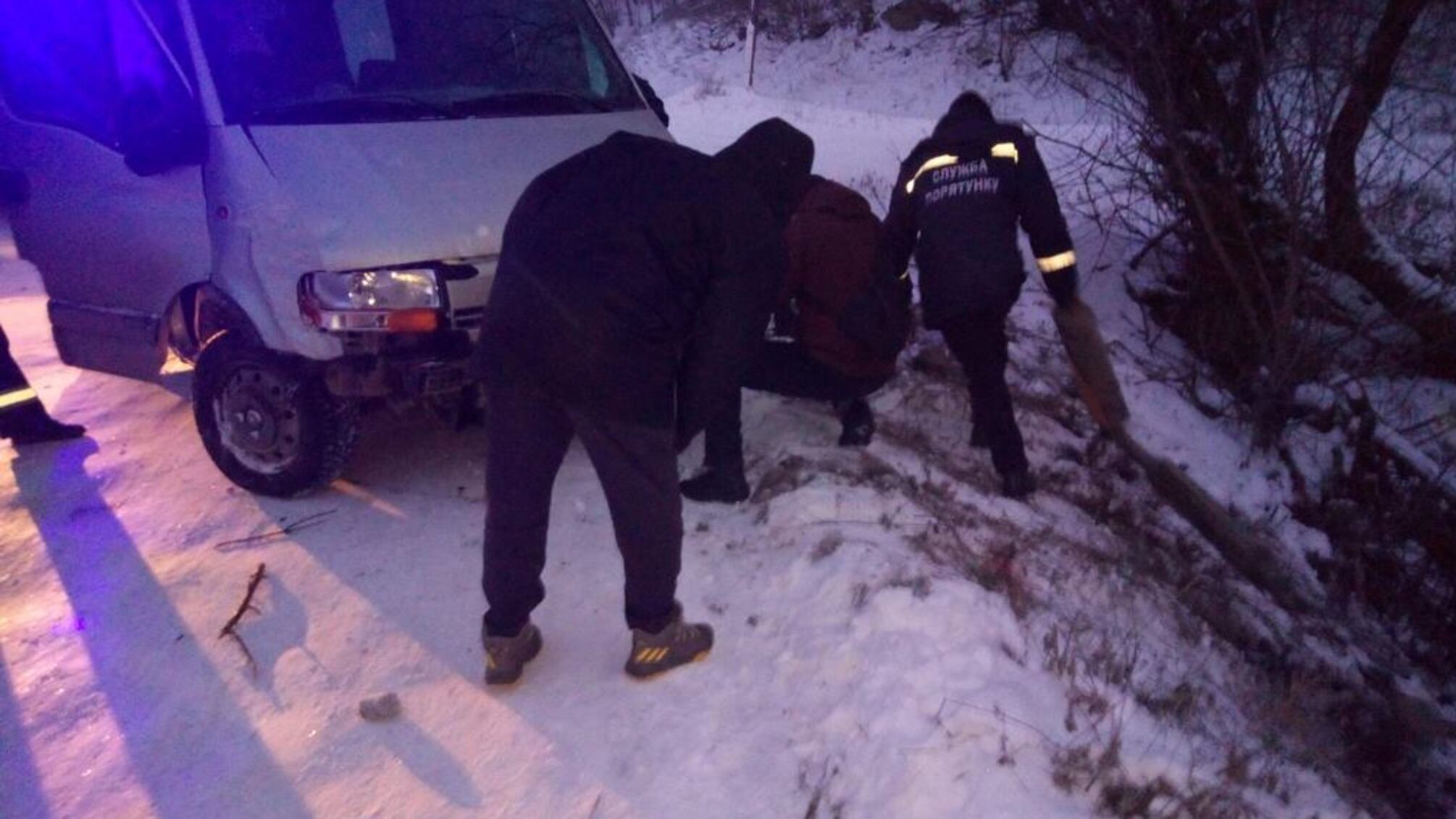 Житомирська область: рятувальники відбуксирували мікроавтобус, що з’їхав у кювет та відігріли водія і пасажира