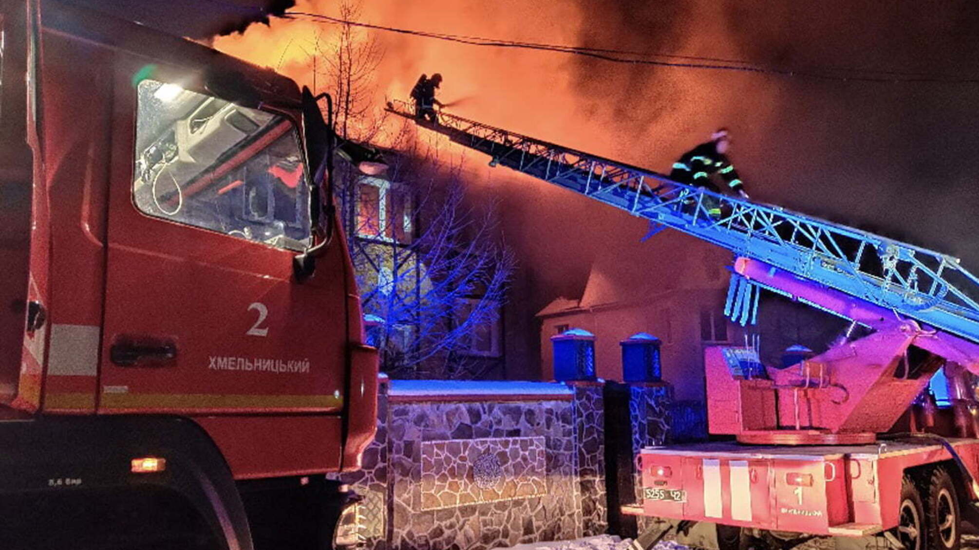 У Хмельницькому бійці ДСНС врятували від полум'я житловий будинок (ВІДЕО)