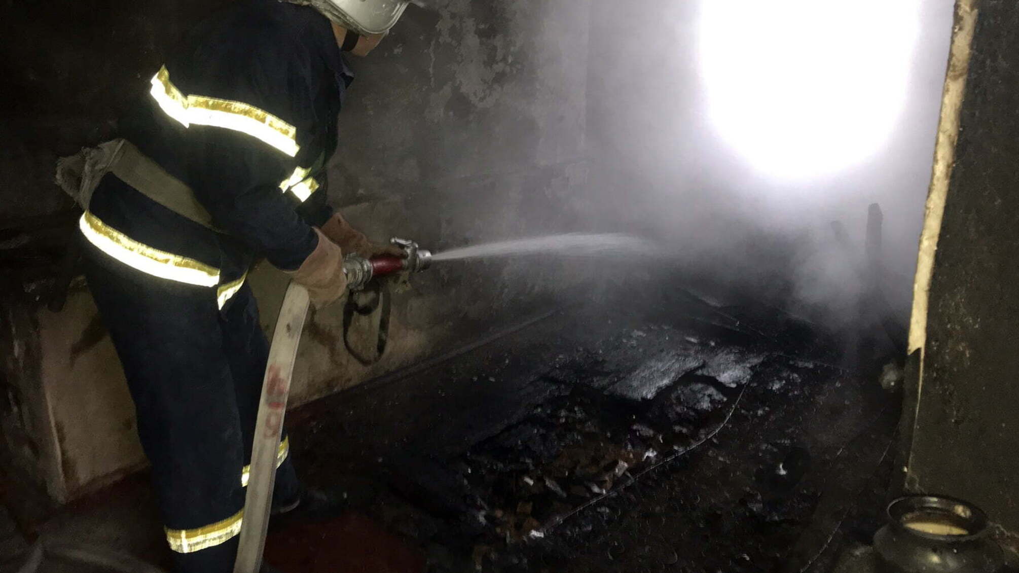 Минулої доби бійці ДСНС спільно з місцевими пожежними командами приборкали 2 пожежі у житловому секторі, на одній із яких виявлено загиблого чоловіка