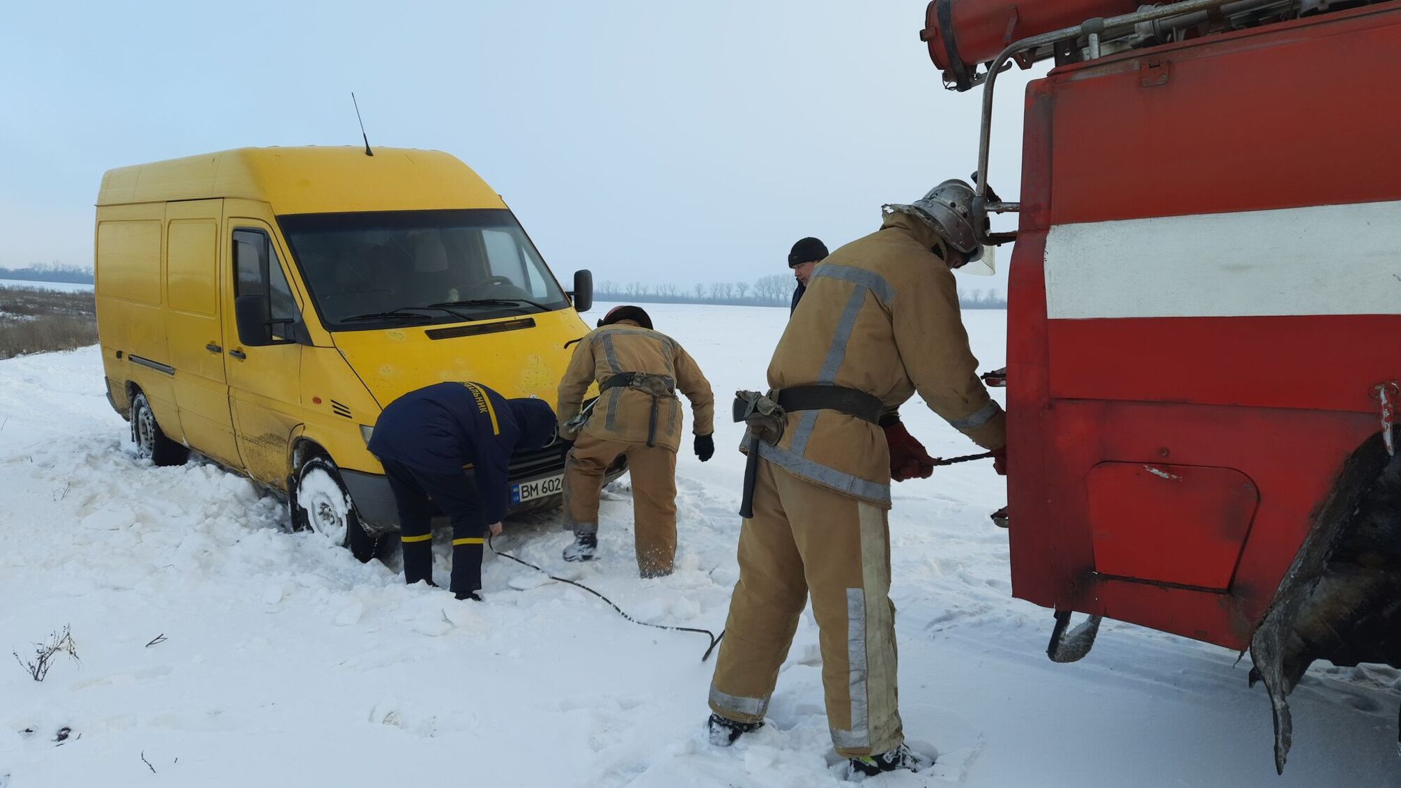 Кіровоградська область: бійці ДСНС надали допомогу водію автомобіля