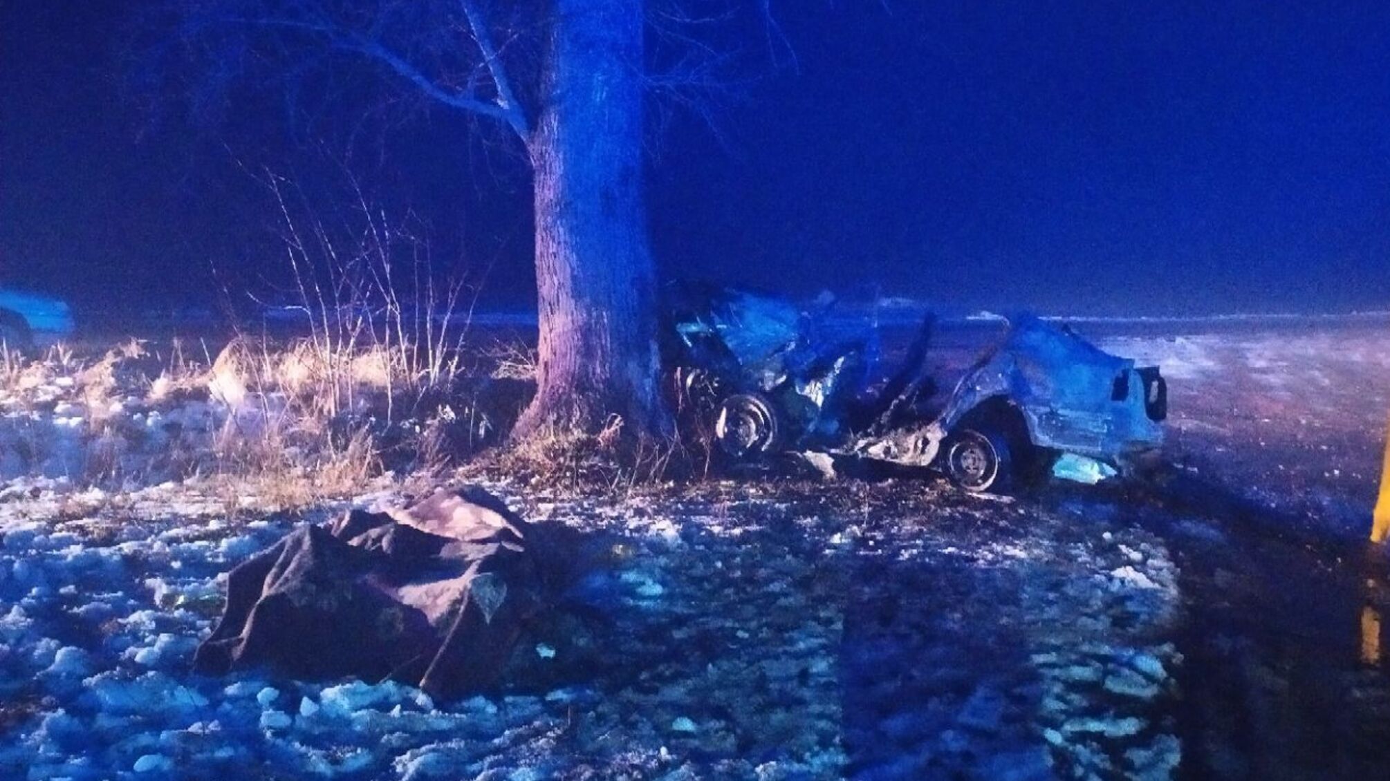 Житомирська область: рятувальники деблокували трьох загиблих з пошкодженої внаслідок ДТП автівки