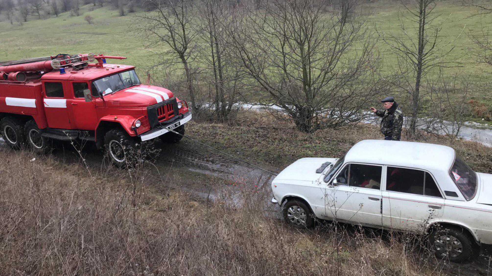 Минулої доби рятувальники Кіровоградщини 5 разів надавали допомогу водіям транспортних засобів у різних складних ситуаціях на дорогах