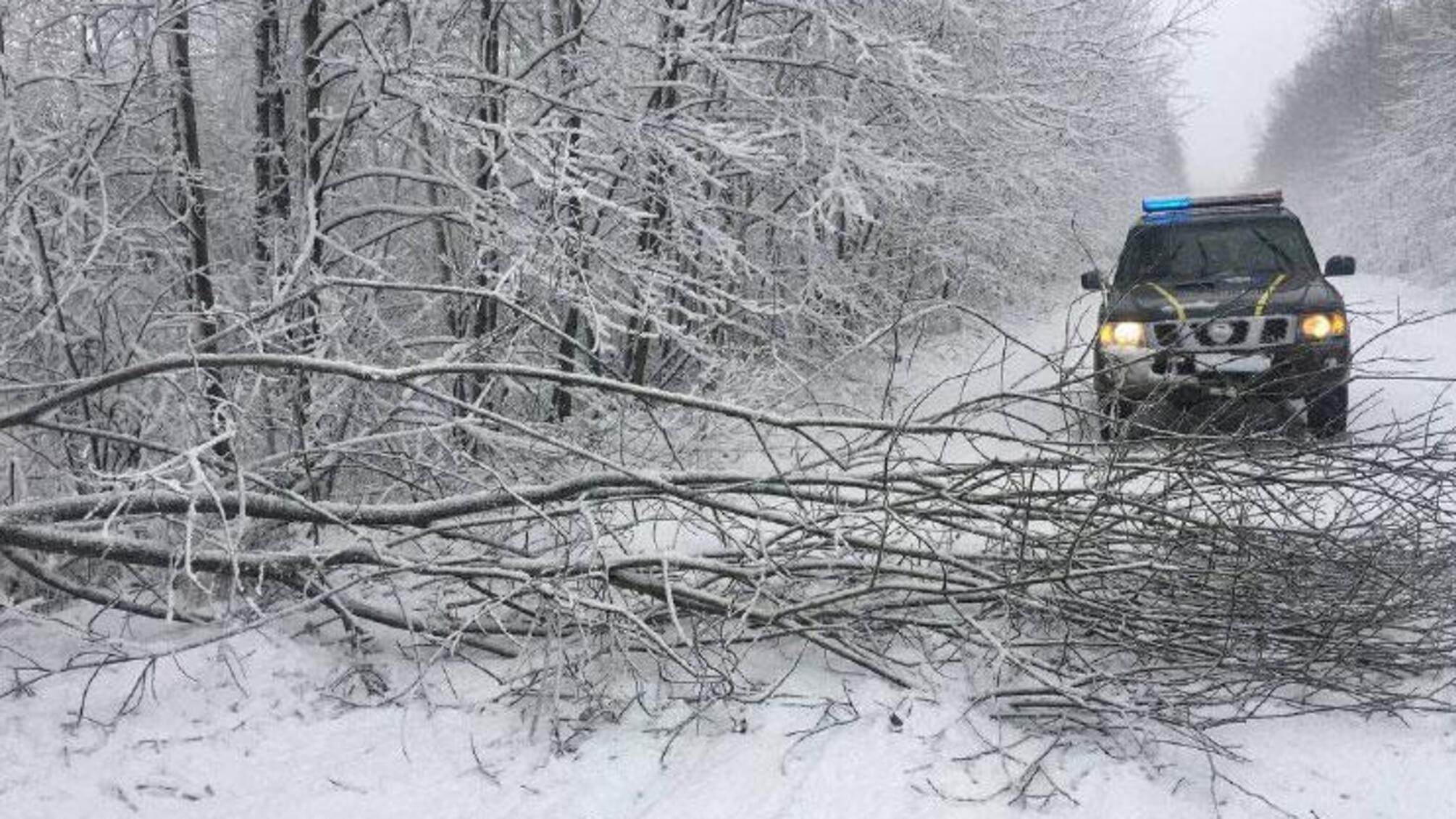 Поліцейські Рівненщини надають допомогу населенню за несприятливих погодних умов