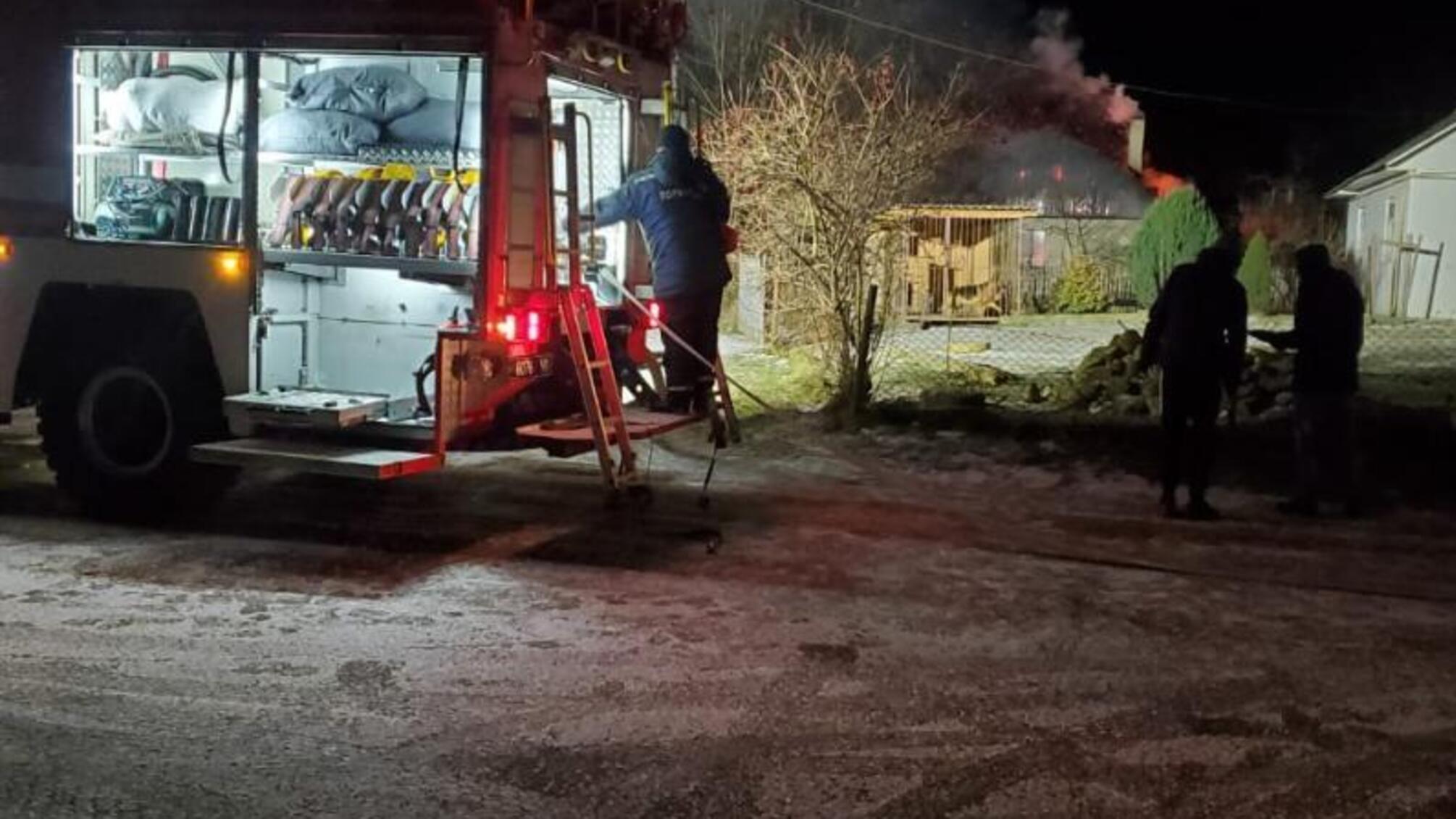 Івано-Франківська область: Рятувальники ліквідували пожежу житлового будинку в смт. Богородчани.