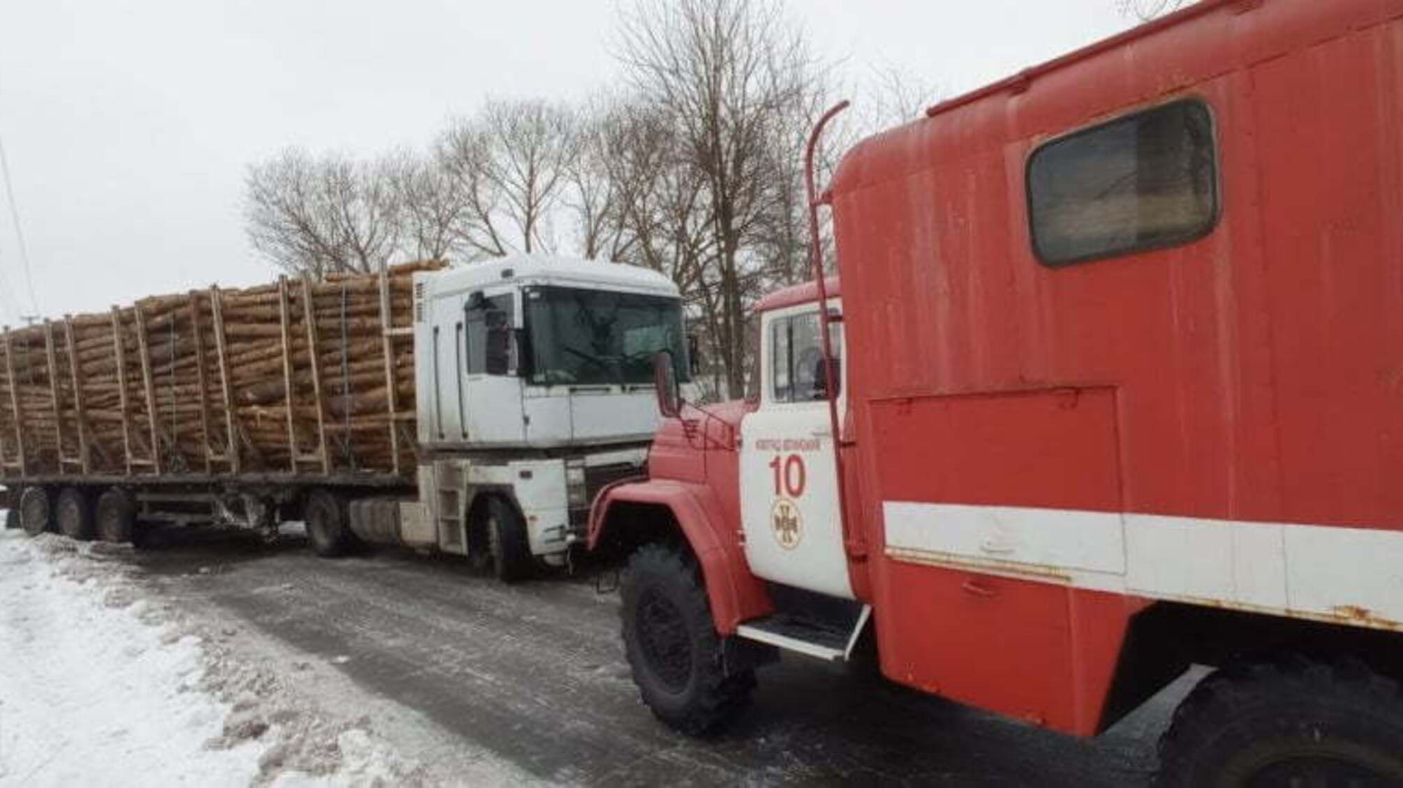 Житомирська область: минулої доби рятувальники надали допомогу водіям 4 вантажівок