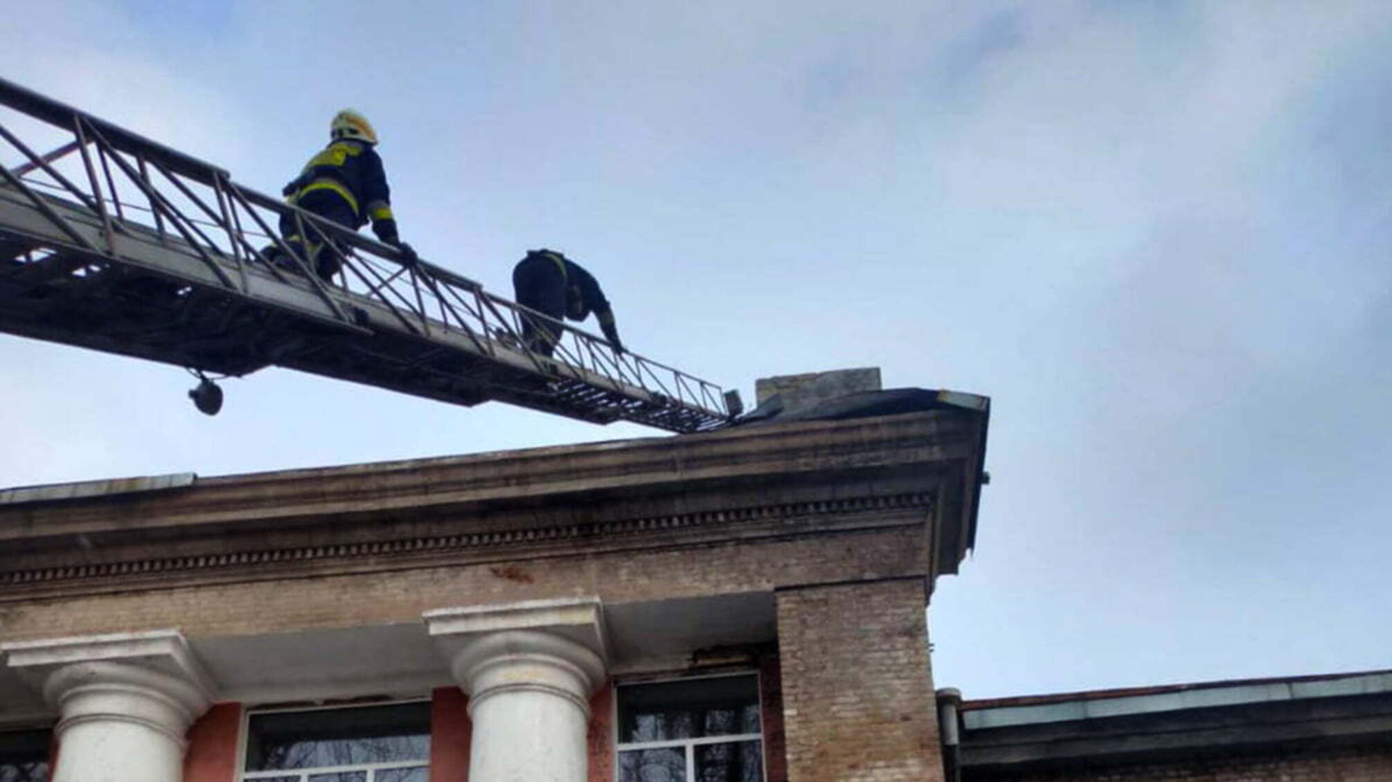 м. Дніпро: надзвичайники запобігли падінню металевого елементу з даху лікарні