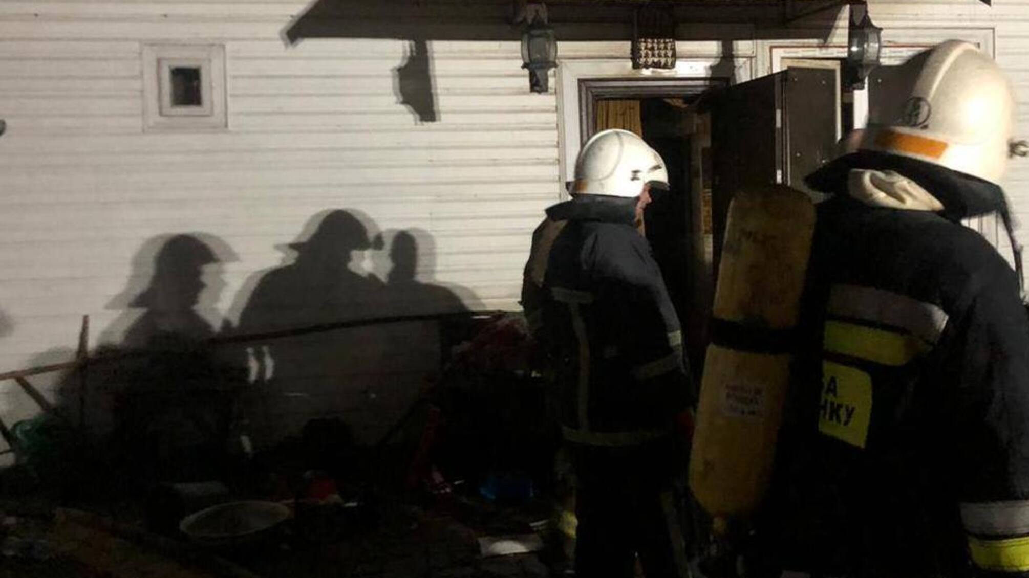 Івано-Франківська область: вогнеборці ліквідували пожежу в місті Калуш, врятувавши житловий будинок, літню кухню та гараж