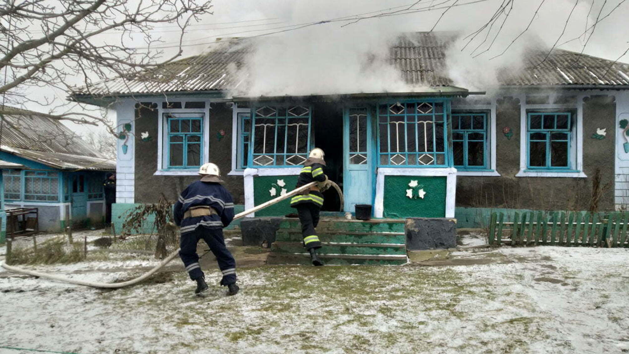 У Хмельницькій області бійці ДСНС гасили пожежу житлового будинку