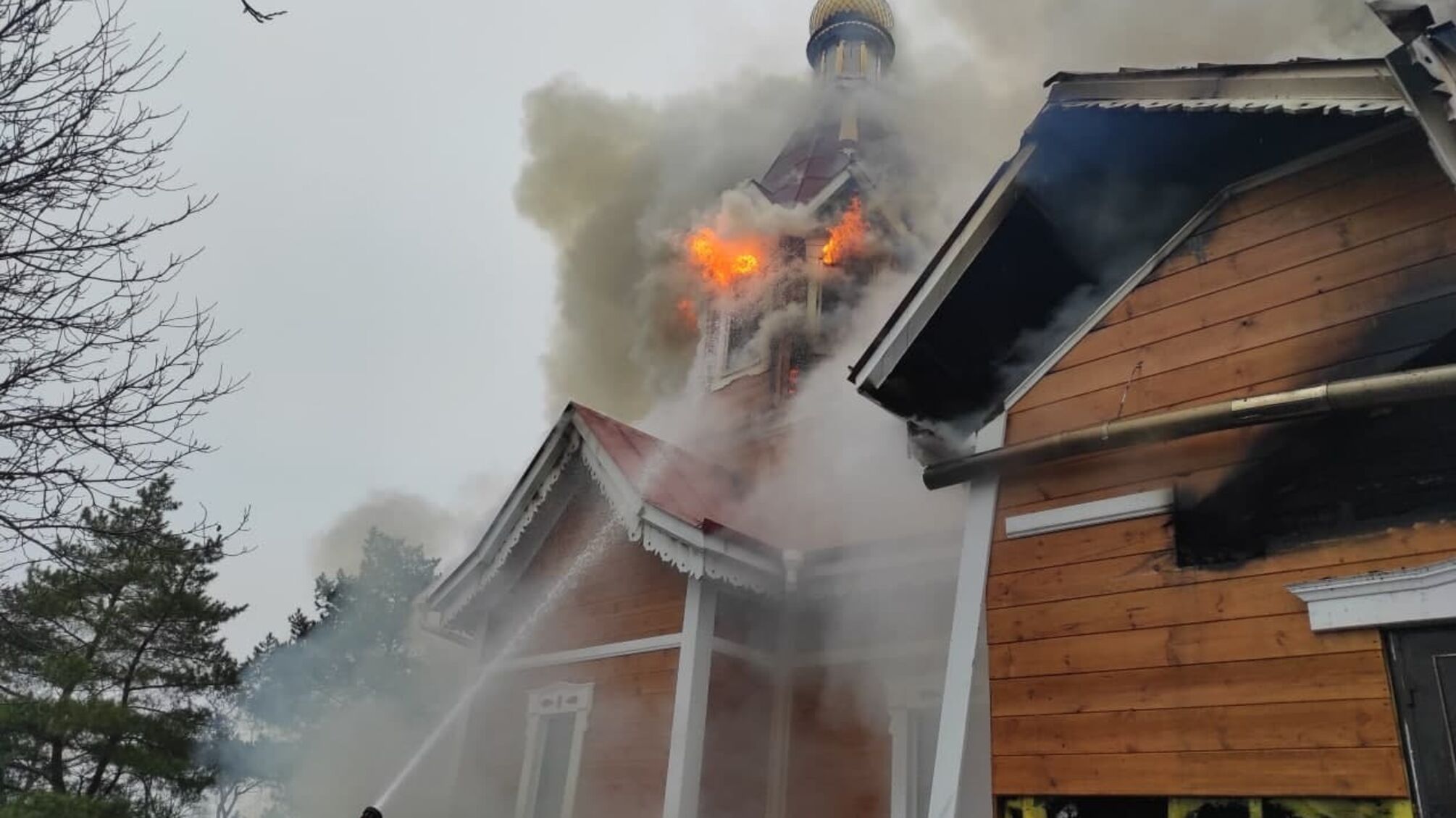 На Кіровоградщині рятувальники гасять пожежу в церкві