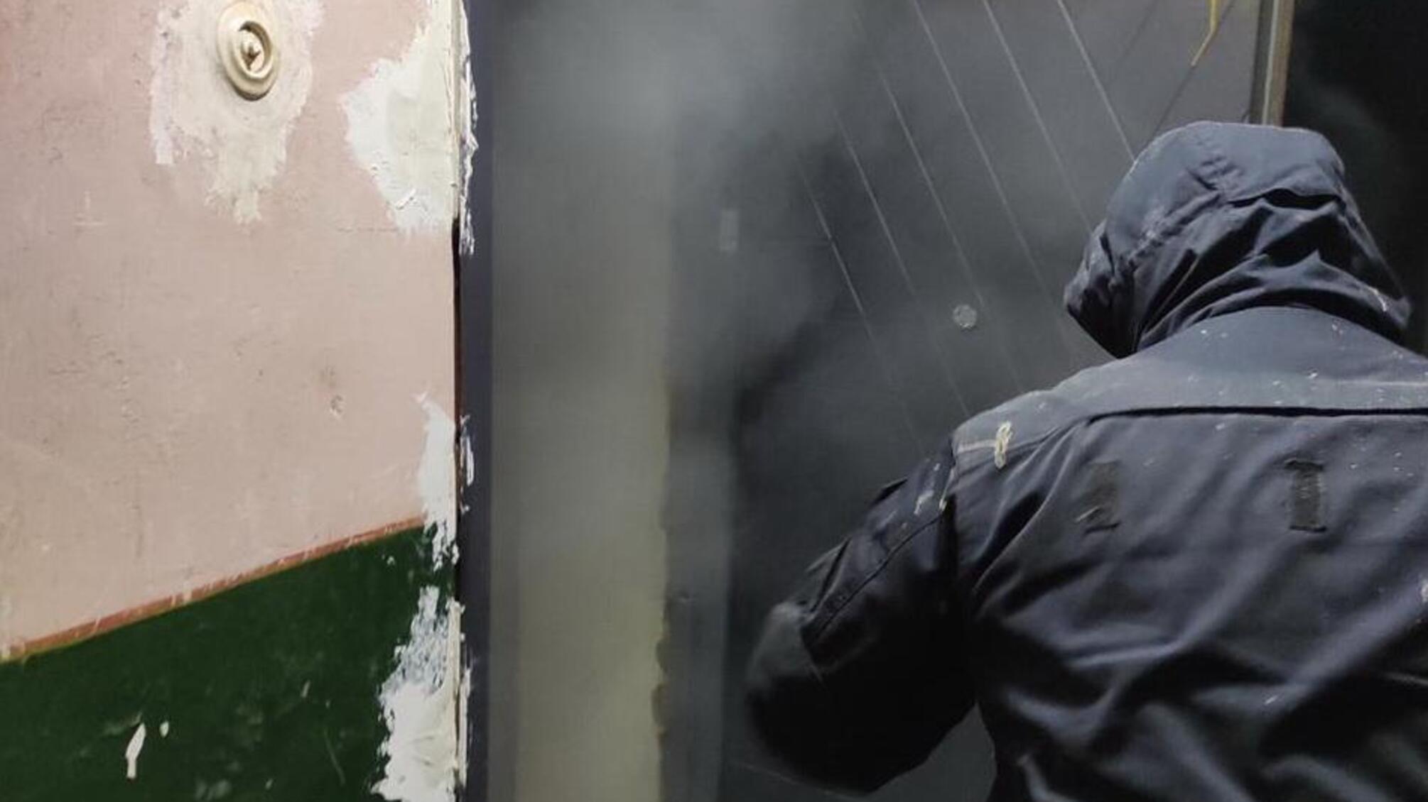 Закарпатські поліцейські врятували жінку від загибелі під час пожежі