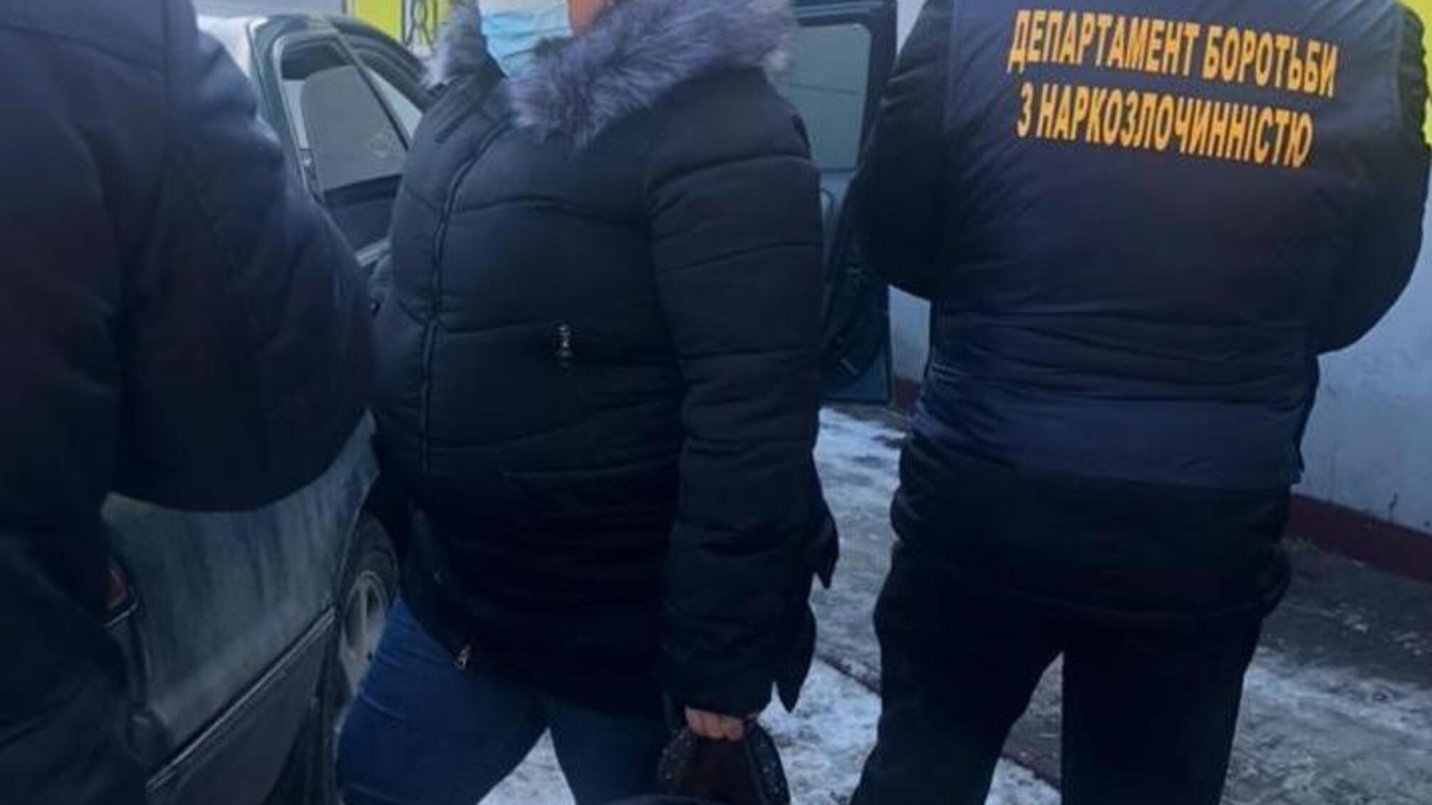 У Львові поліцейські затримали зловмисницю, причетну до збуту наркотичних речовин