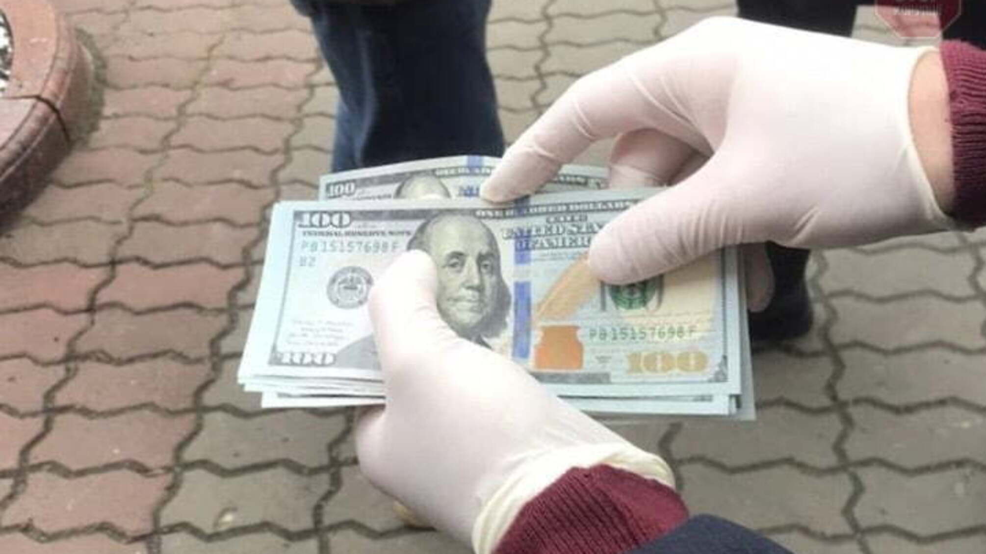 Потребовали взятку: на Волыни задержали двух сотрудников Госэкоинспекции (фото)