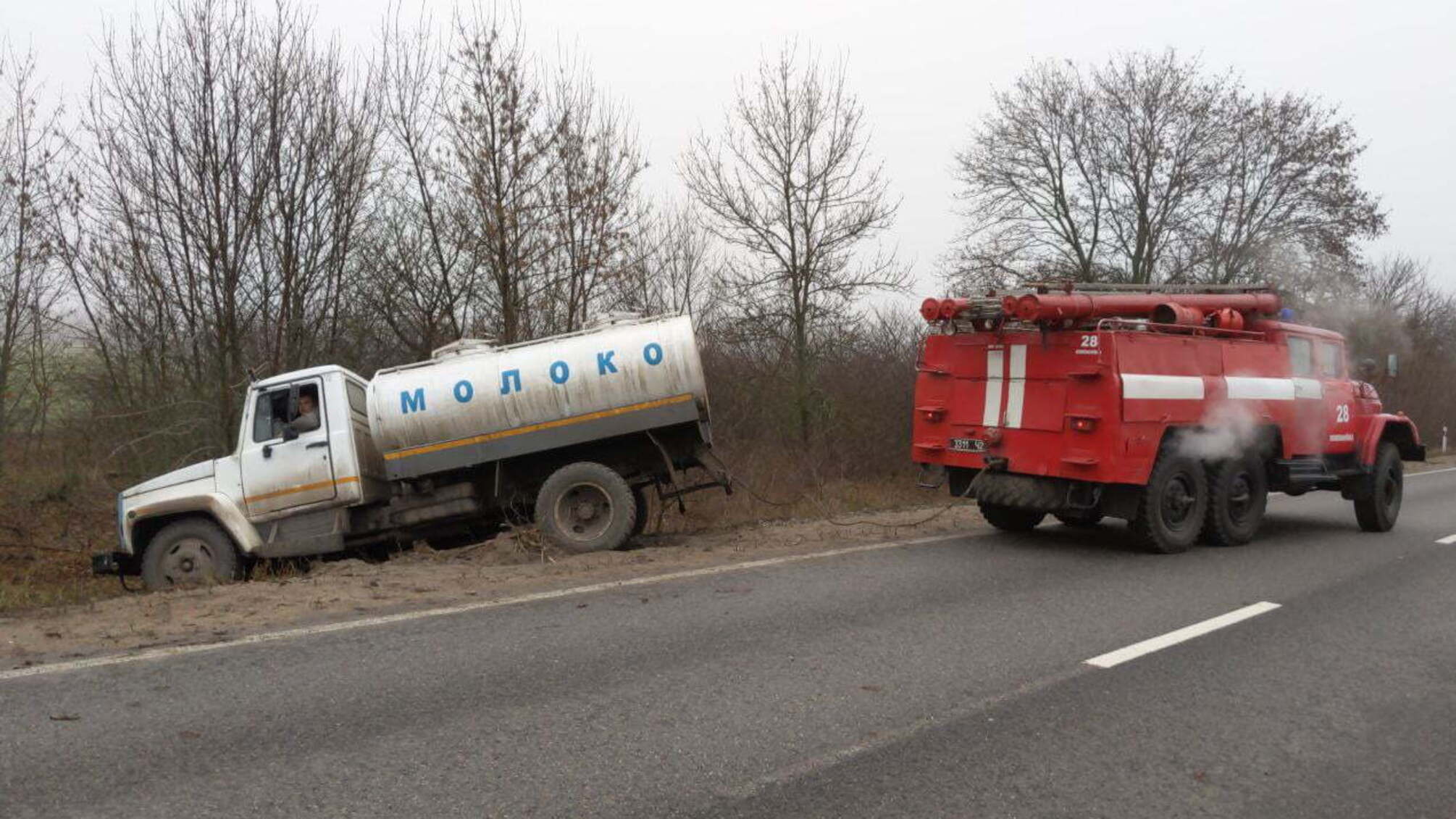 Кіровоградські рятувальники надали допомогу водіям трьох автомобілів у складних ситуаціях на дорогах