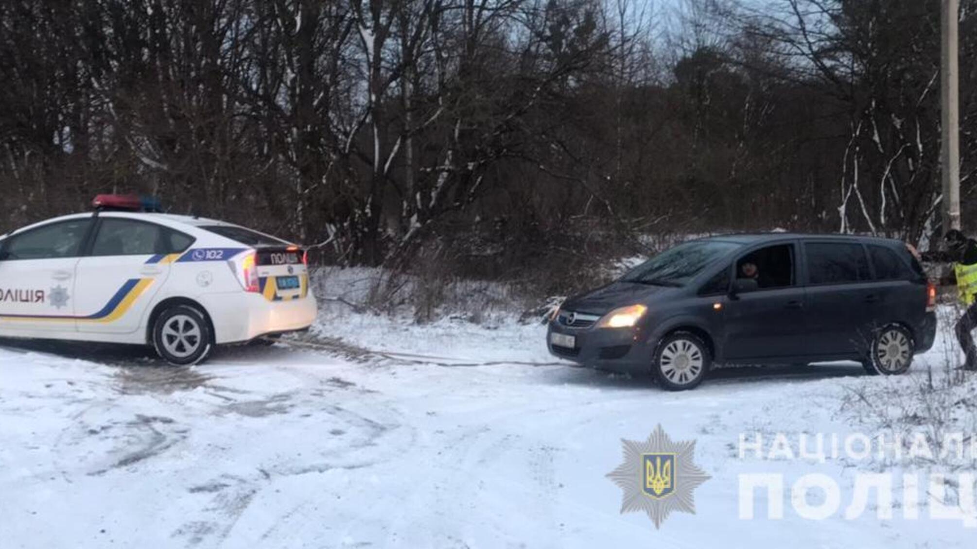 Поліцейські Львівщини допомагають водіям на дорозі