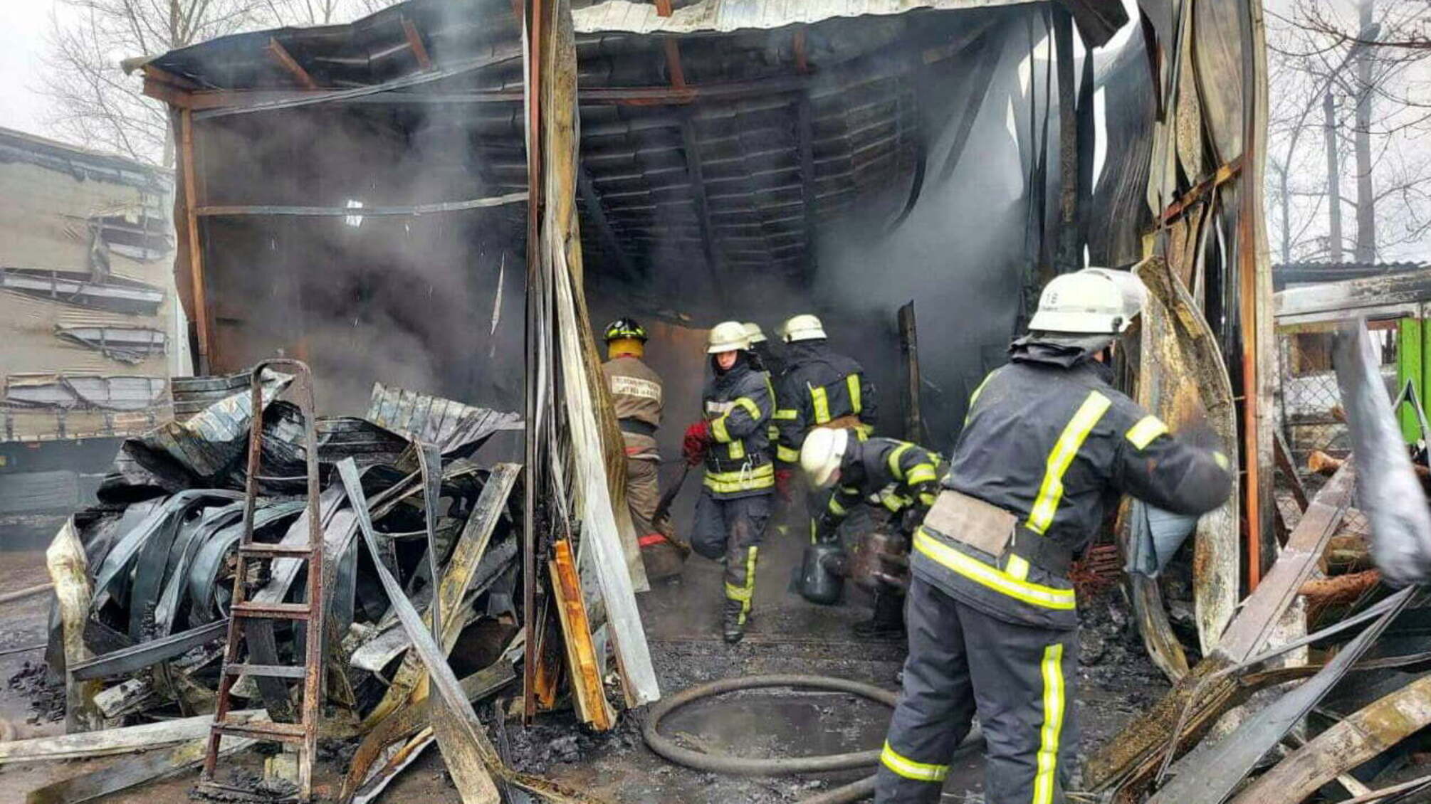 Київ: Рятувальники ліквідували пожежу в автопарку