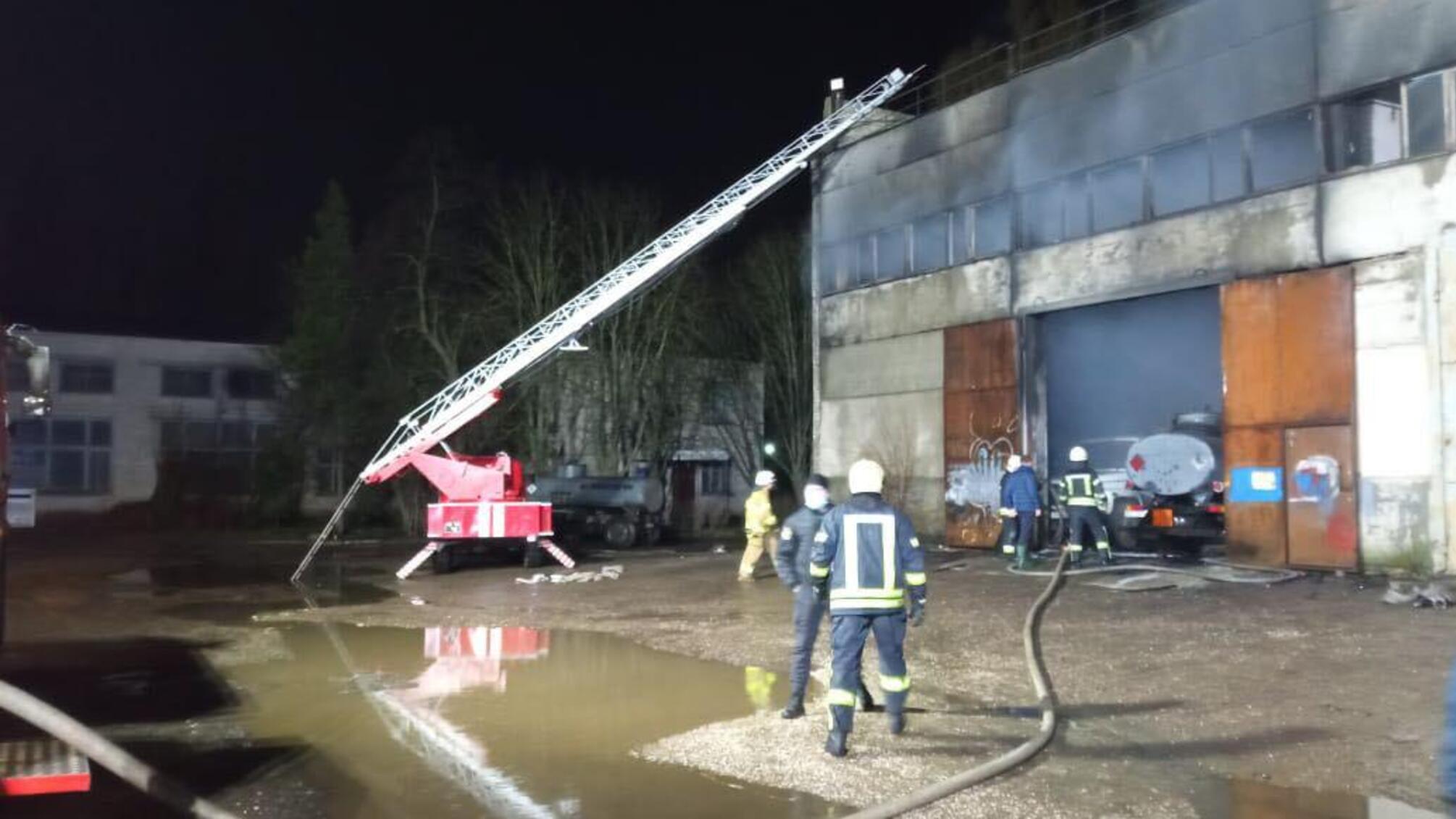 Херсонська область: вогнеборці ліквідували пожежу в автомобільному боксі, який знаходився біля газової заправки
