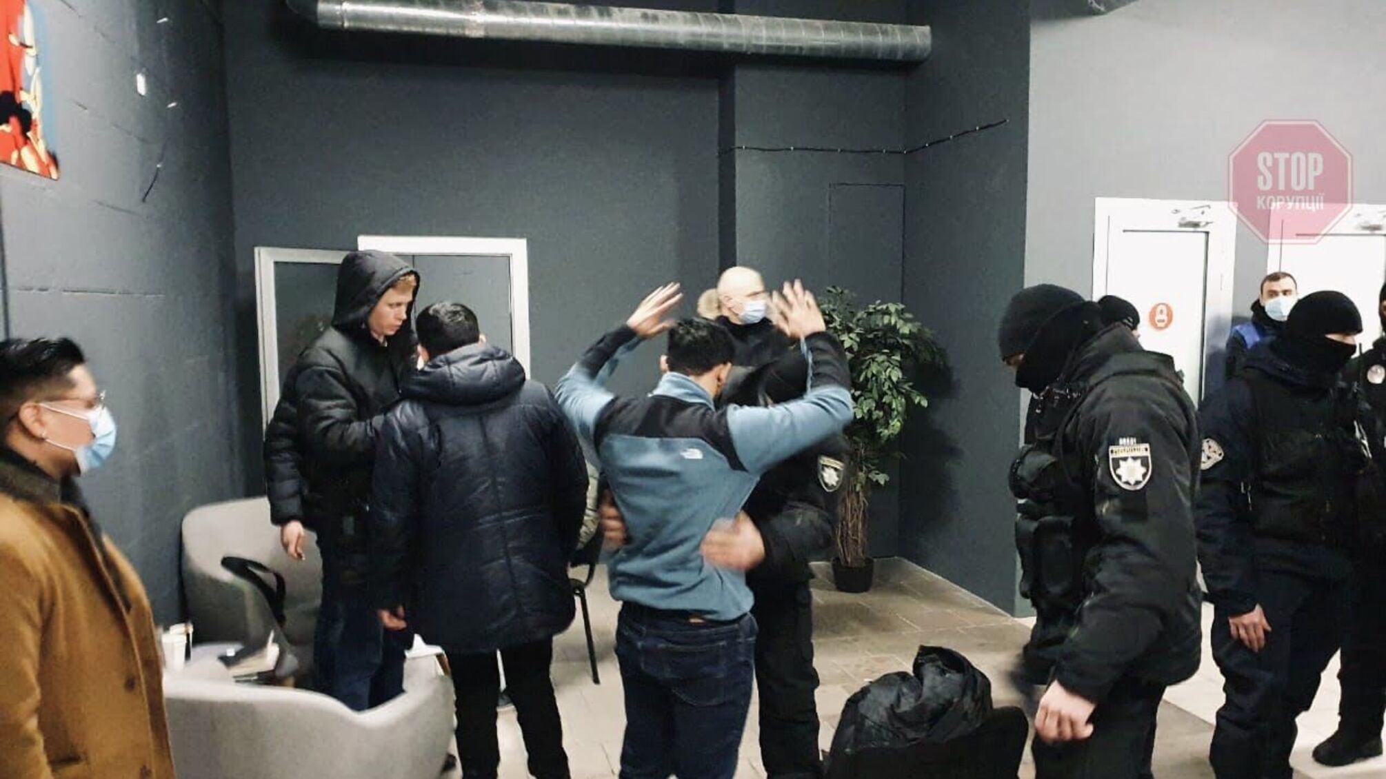 Вовки з Солом‘янки: у Київському ТРЦ затримали велику компанію псевдоброкерів з наркотиками (фото, відео)