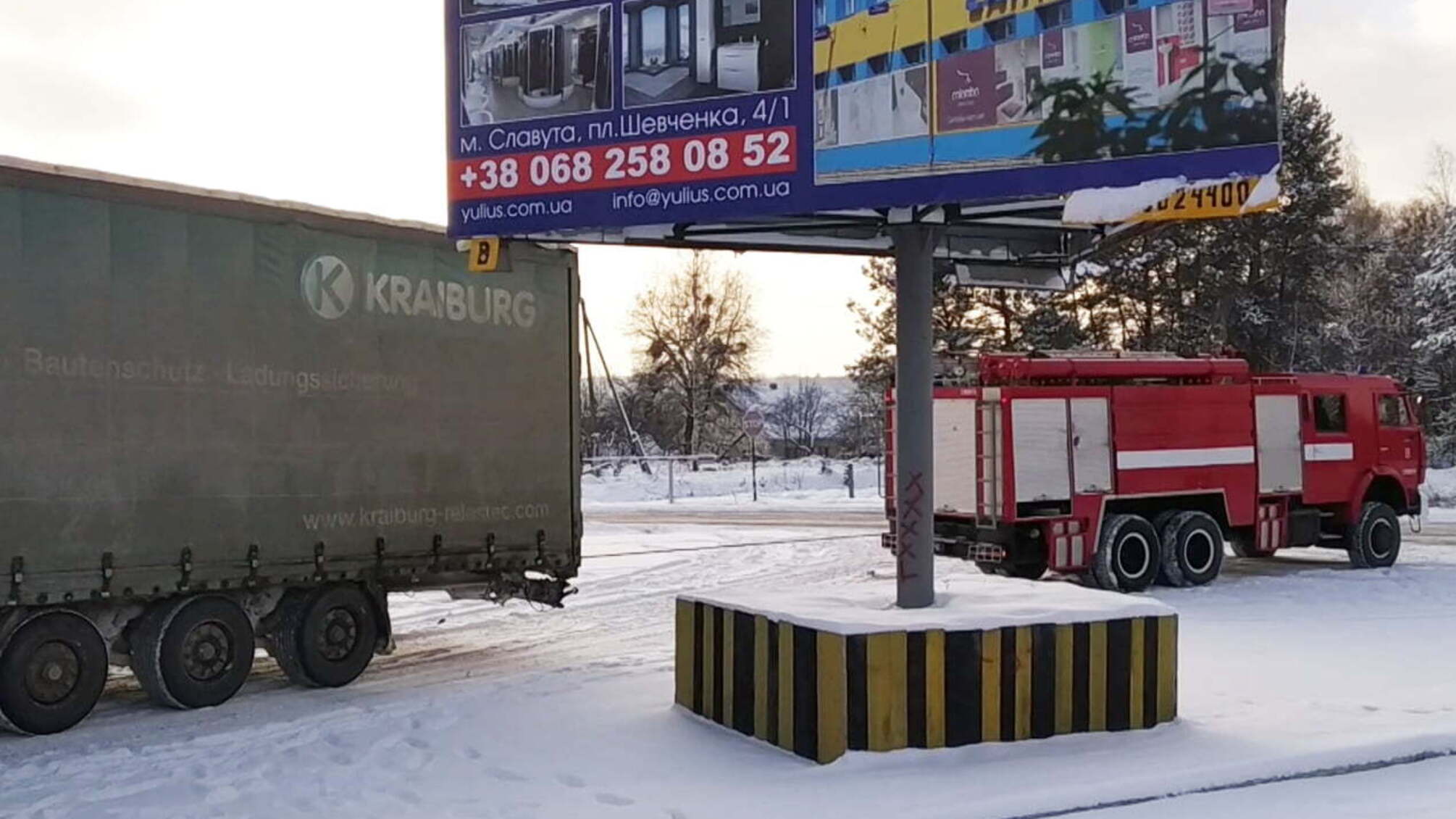 На Хмельниччині рятувальники витягли із снігового замету вантажний автомобіль