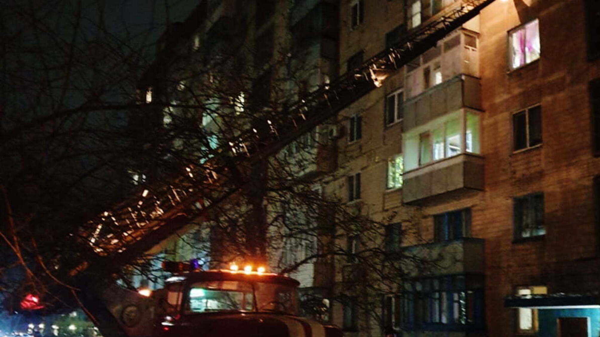 Дніпропетровська область: надзвичайники врятували підлітка який погрожував стрибнути з п’ятого поверху (ВІДЕО)