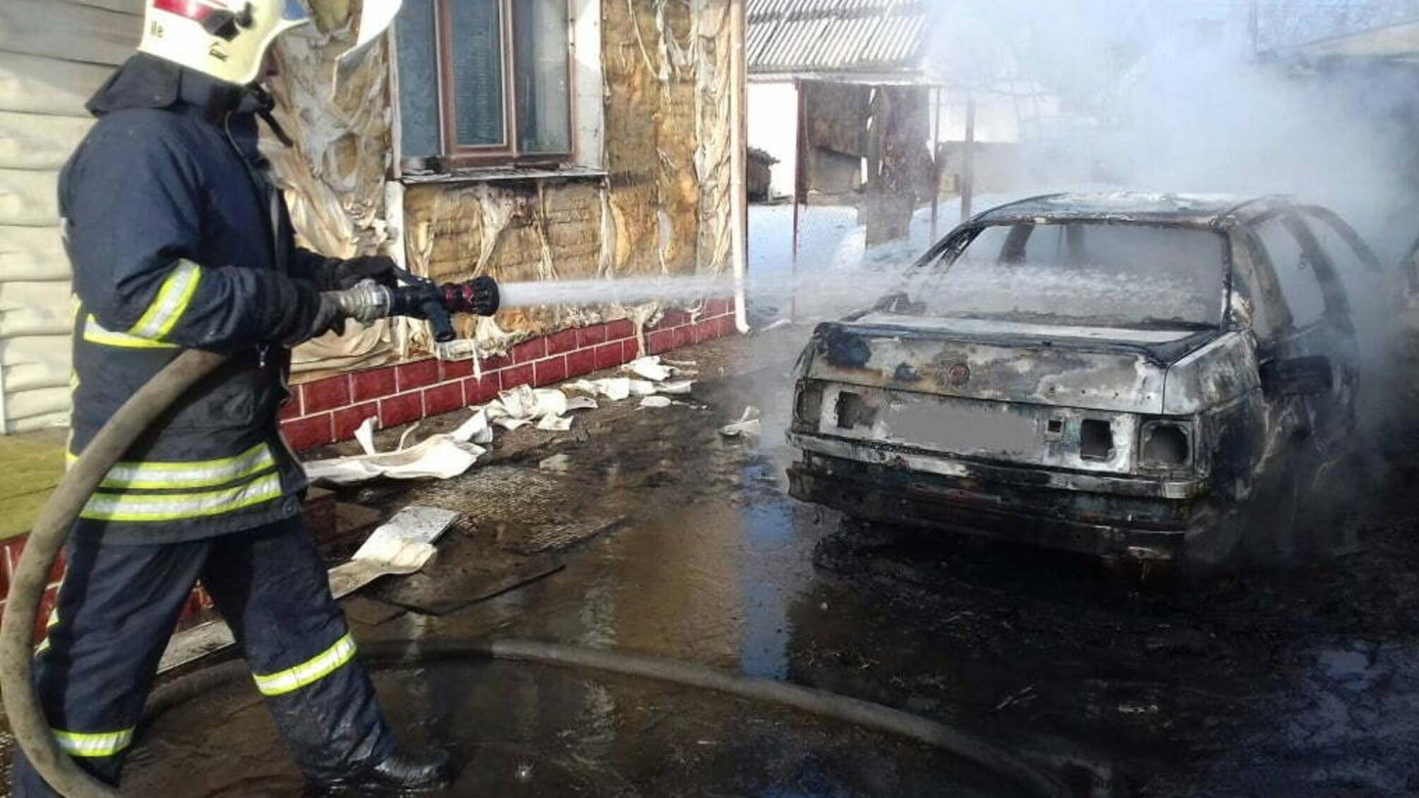 Житомирська область: вогнеборців врятували будинок, на який перекинувся вогонь з палаючого автомобіля