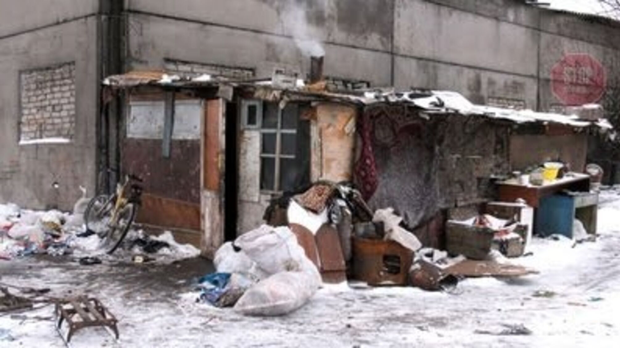 Новини Херсону: поліція знайшла родину заробітчан з дітьми, які живуть на сміттєзвалищі (фото)