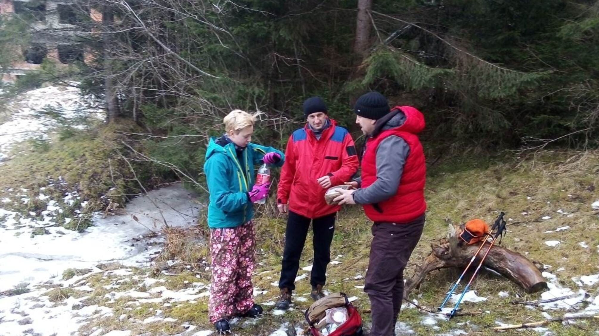 Гірські рятувальники надавали допомогу жінці, якій стало зле під час походу