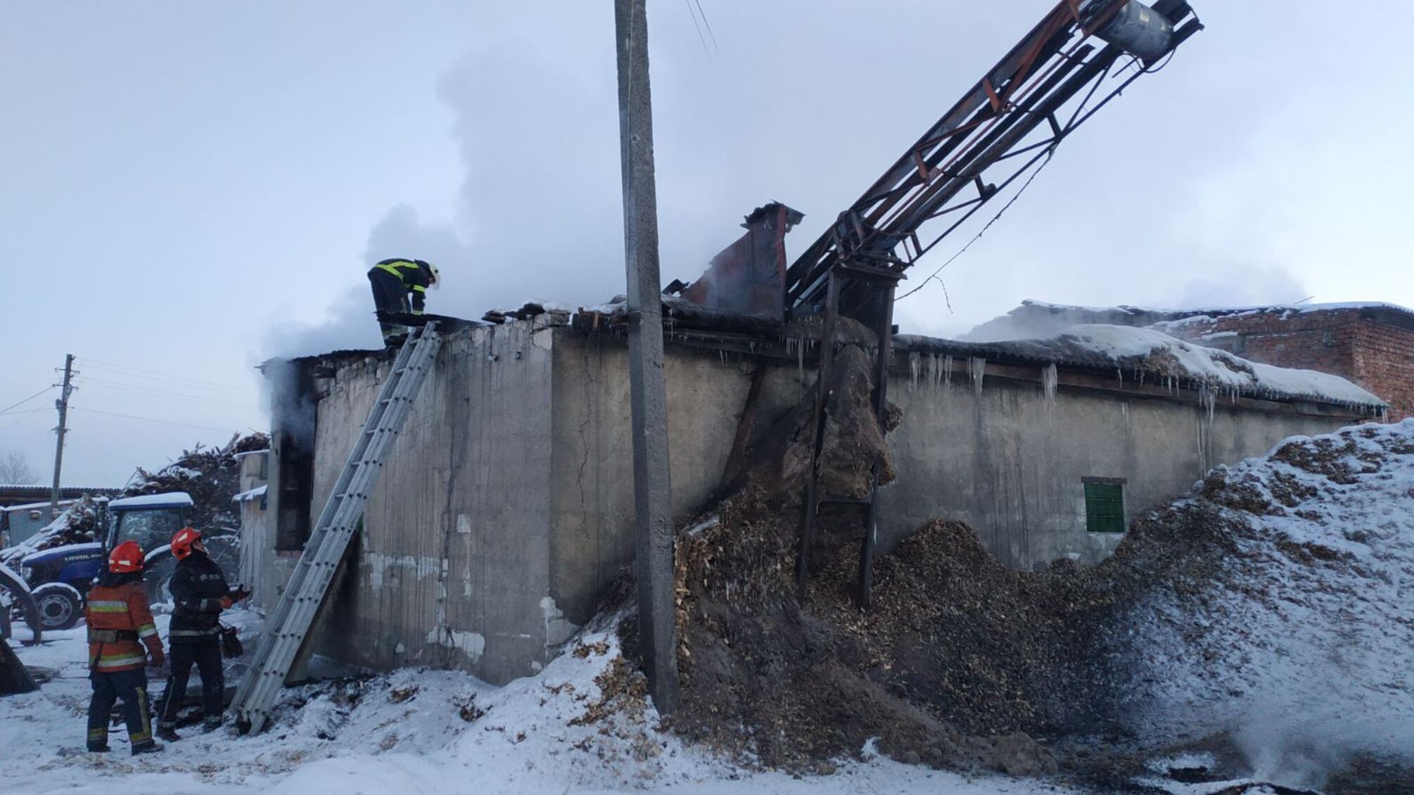 Житомирська область: вогнеборці ліквідували пожежу в деревообробному цеху