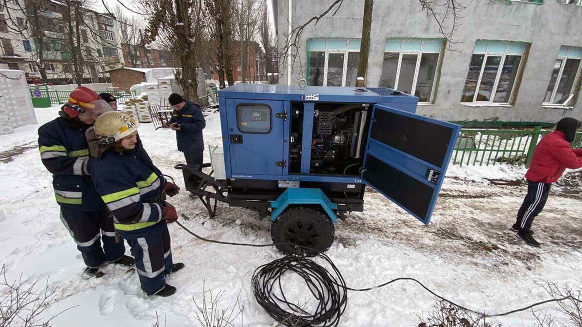 Дніпропетровська область: рятувальники надали генератор для підключення електроенергії у дитячому садку (ВІДЕО)