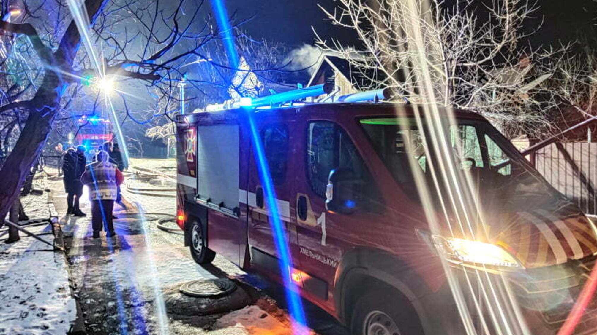 У Хмельницькому надзвичайники врятували людську оселю від нищівного вогню