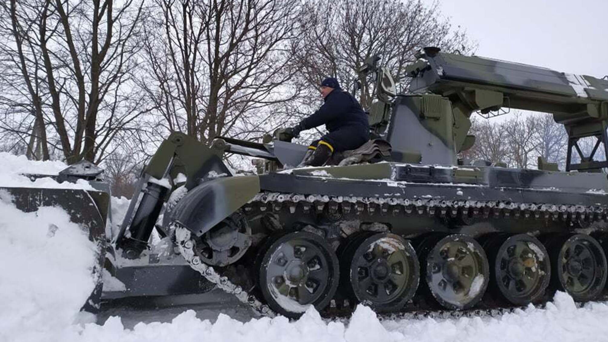 Миколаївська область: на трасі М-13 'Кропивницький - Платонове' рятувальники проводять роботи по розчистці дорожнього покриття