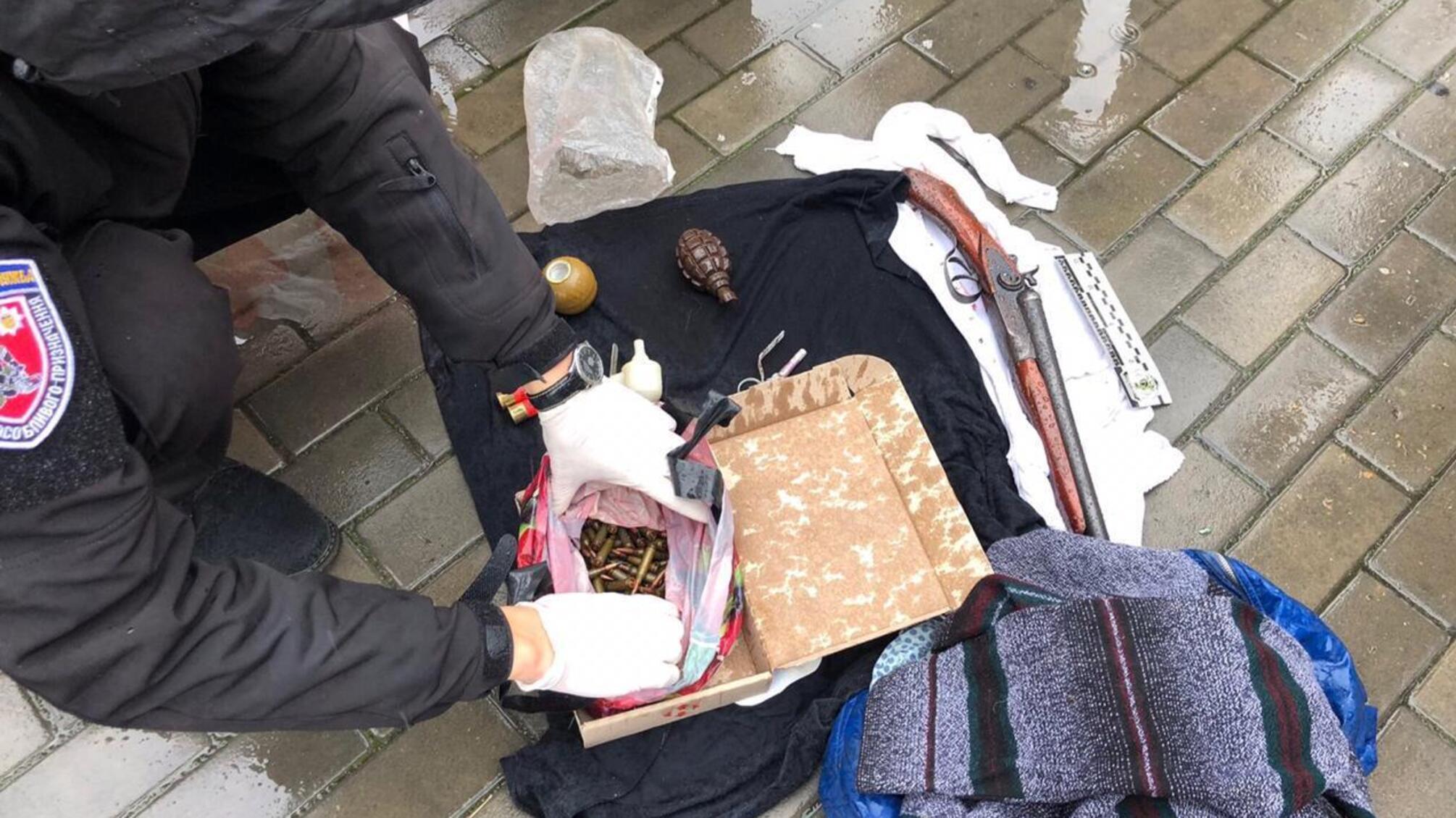 На Херсонщині поліцейські вилучили у чоловіка зброю, гранати та набої