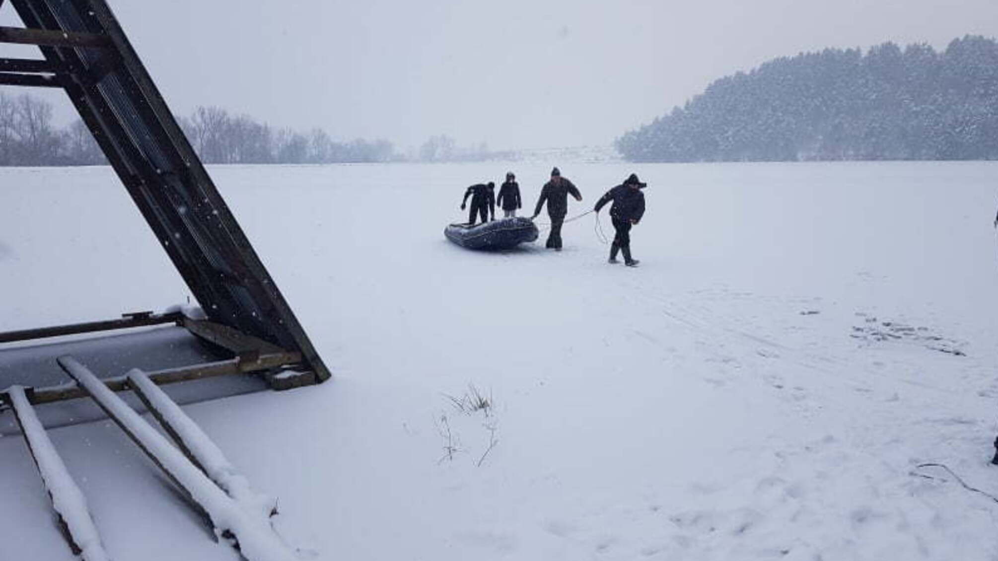 У Закарпатській області : водолази вилучили тіло чоловіка, який провалився під кригу на сільському ставку
