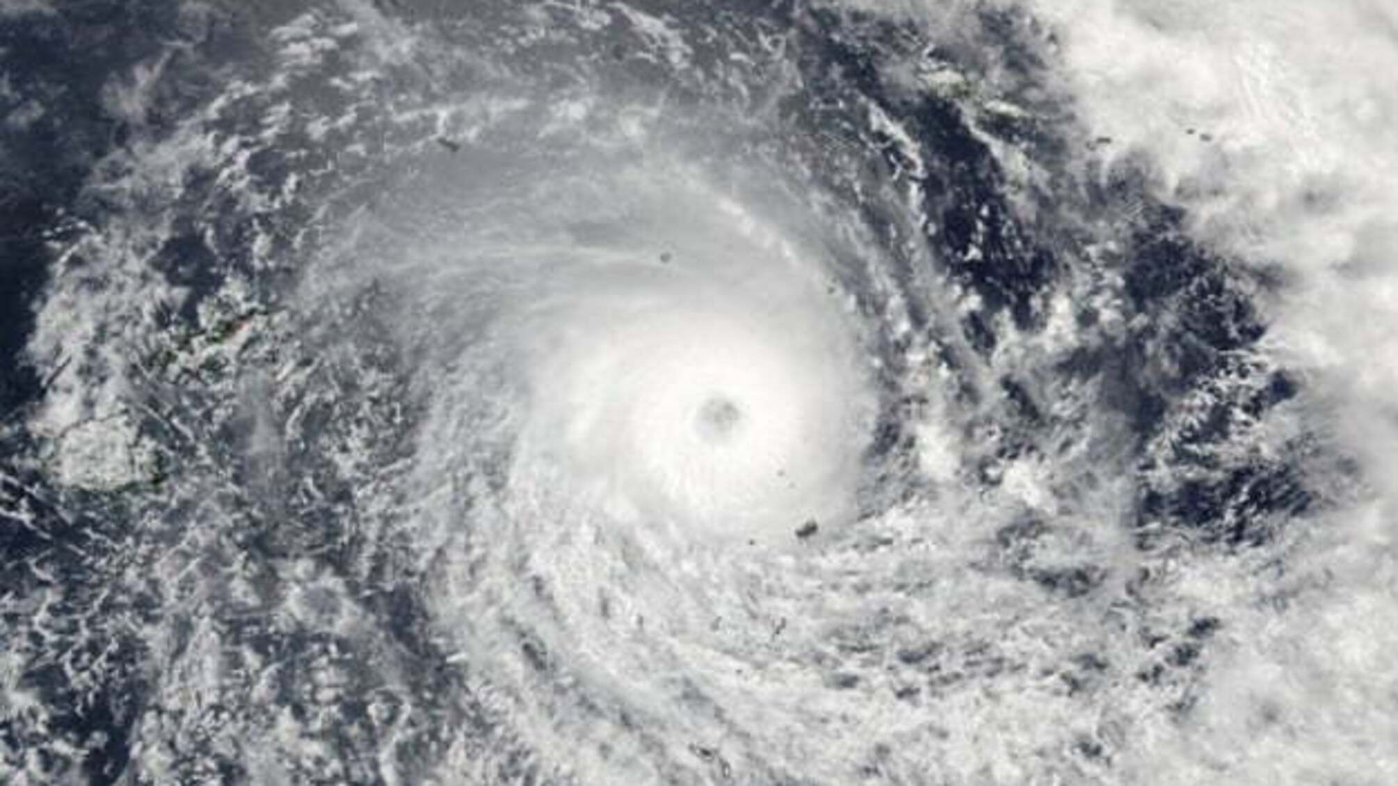 «Циклон-бомба» приніс ураганний вітер та здійняв 18-метрові хвилі у Тихому океані