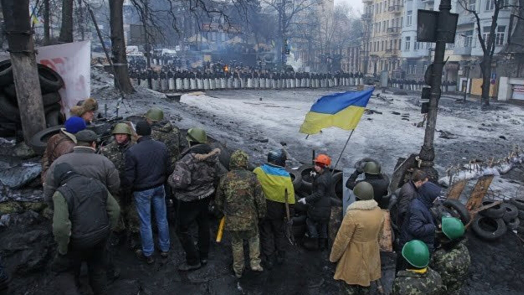 Революція Гідності: майданівці згадували Героїв Крут і зміцнювали барикади