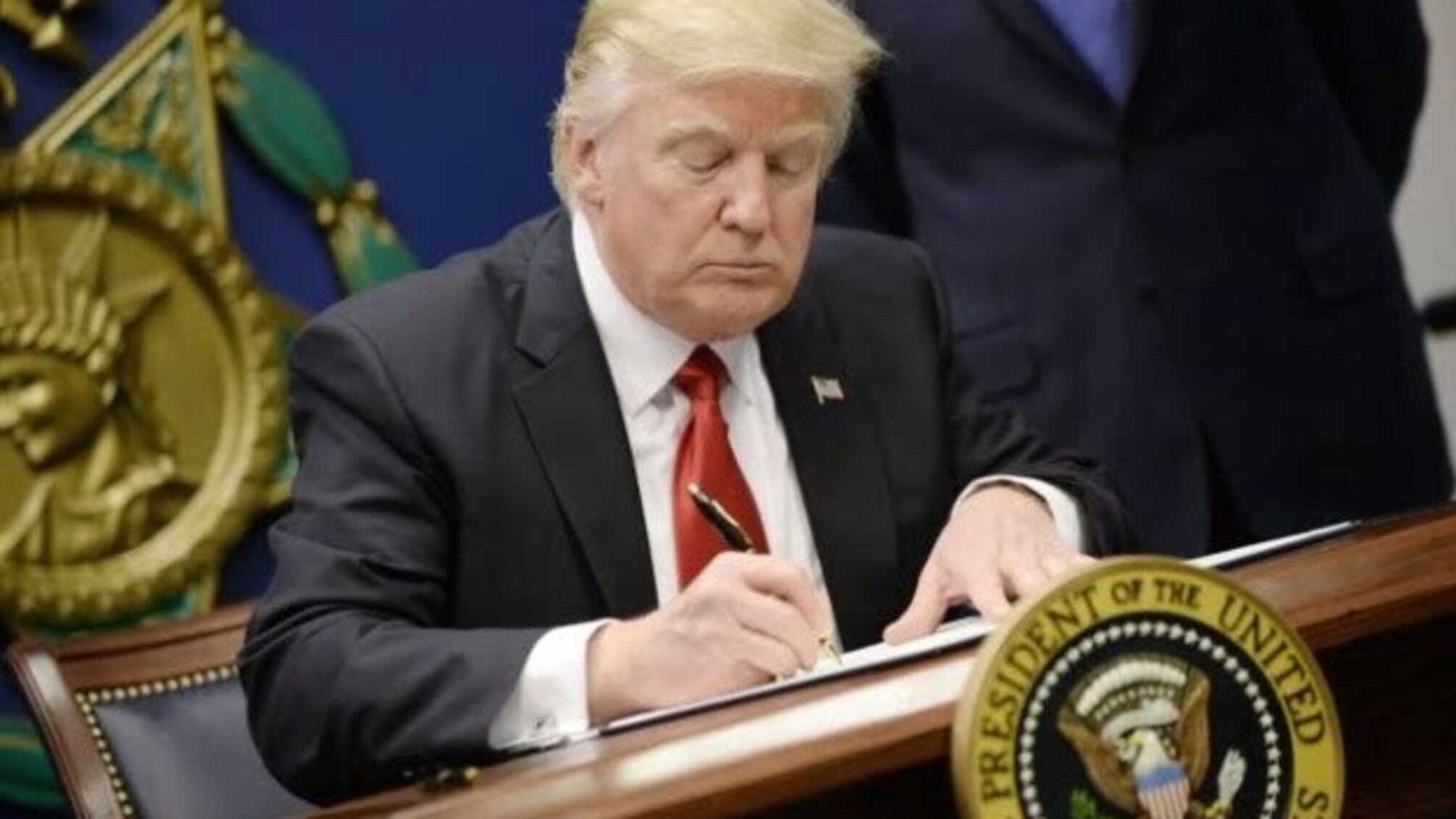 Трамп продовжив декілька міграційних обмежень