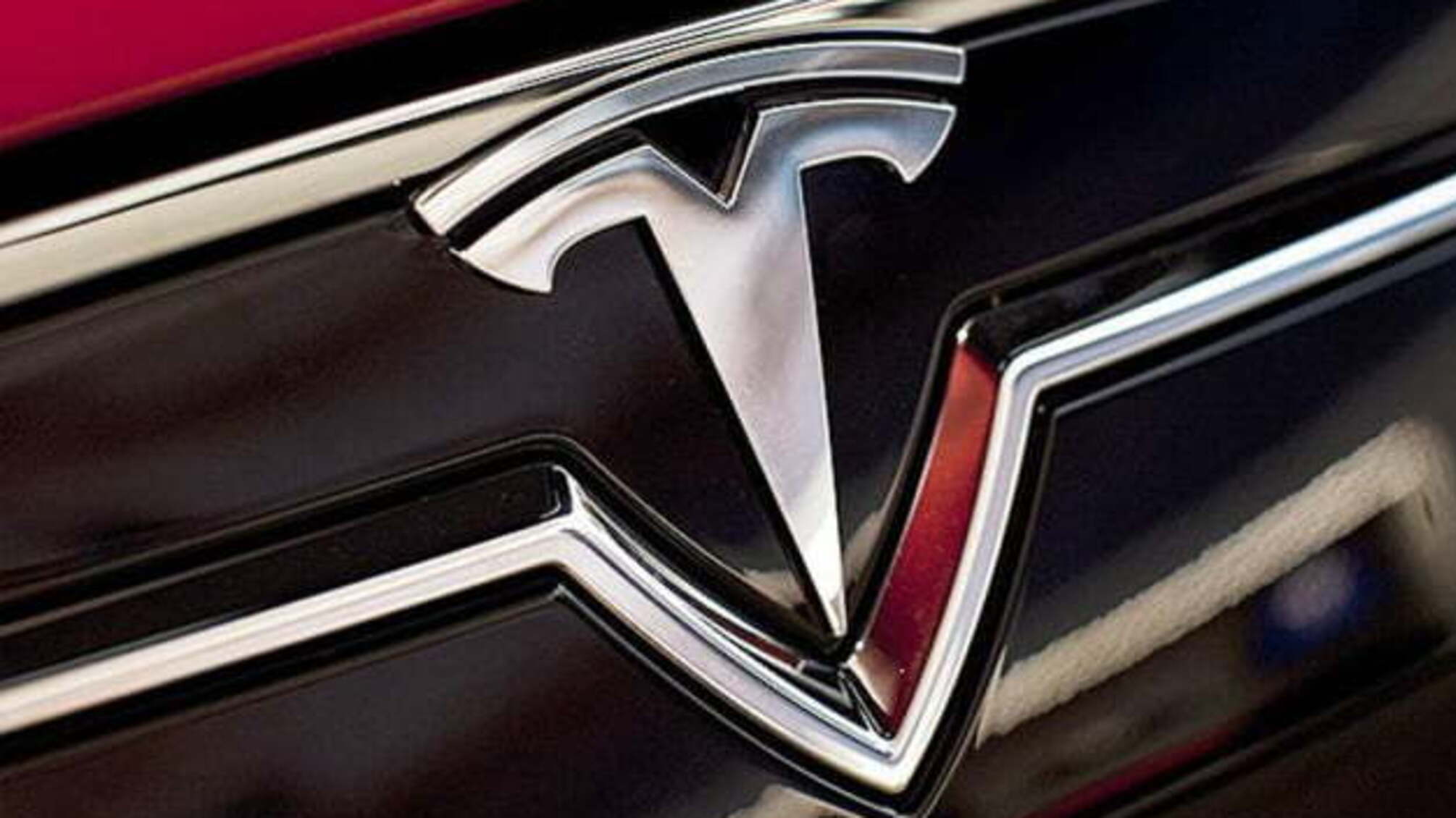 Tesla за рік постачила на ринок пів мільйона електромобілів