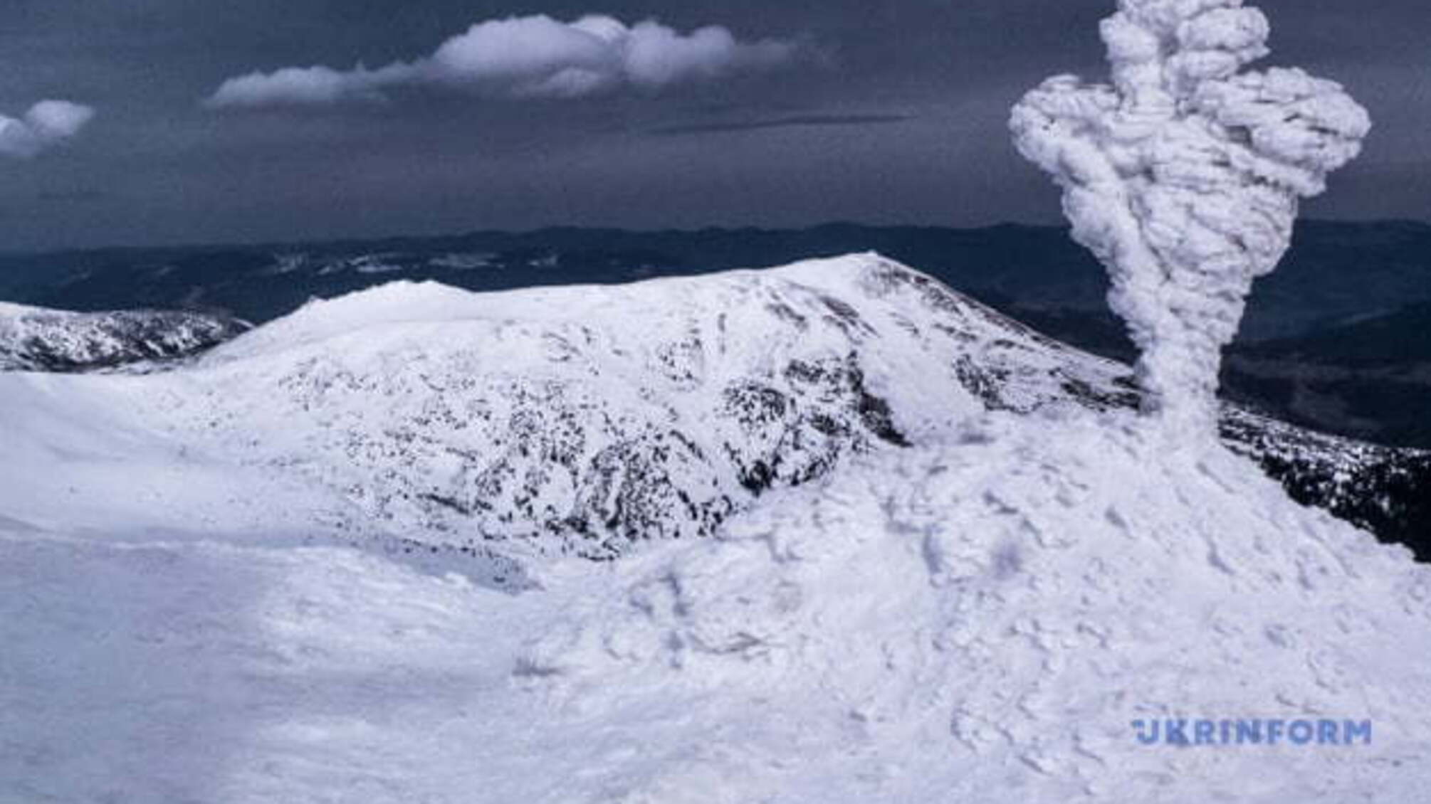 Рятувальники попереджають про лавини у Карпатах
