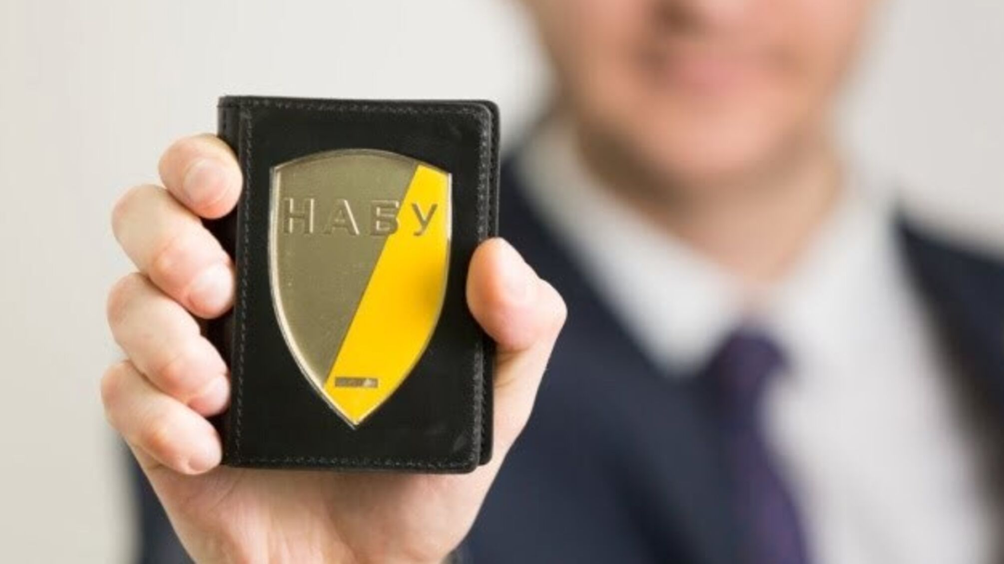 Хабар у $400 тисяч: НАБУ завершило слідство у справі голови Чернівецької облради