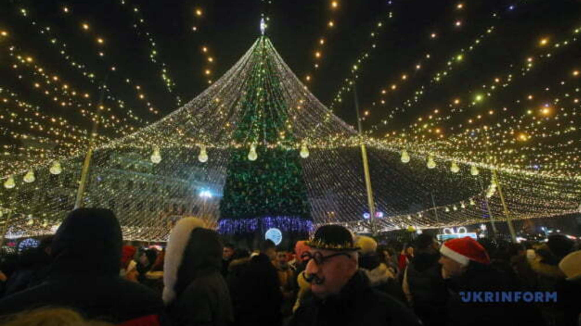 Новий рік у столиці: з Софійської площі вночі вивезли 83 кубометри сміття