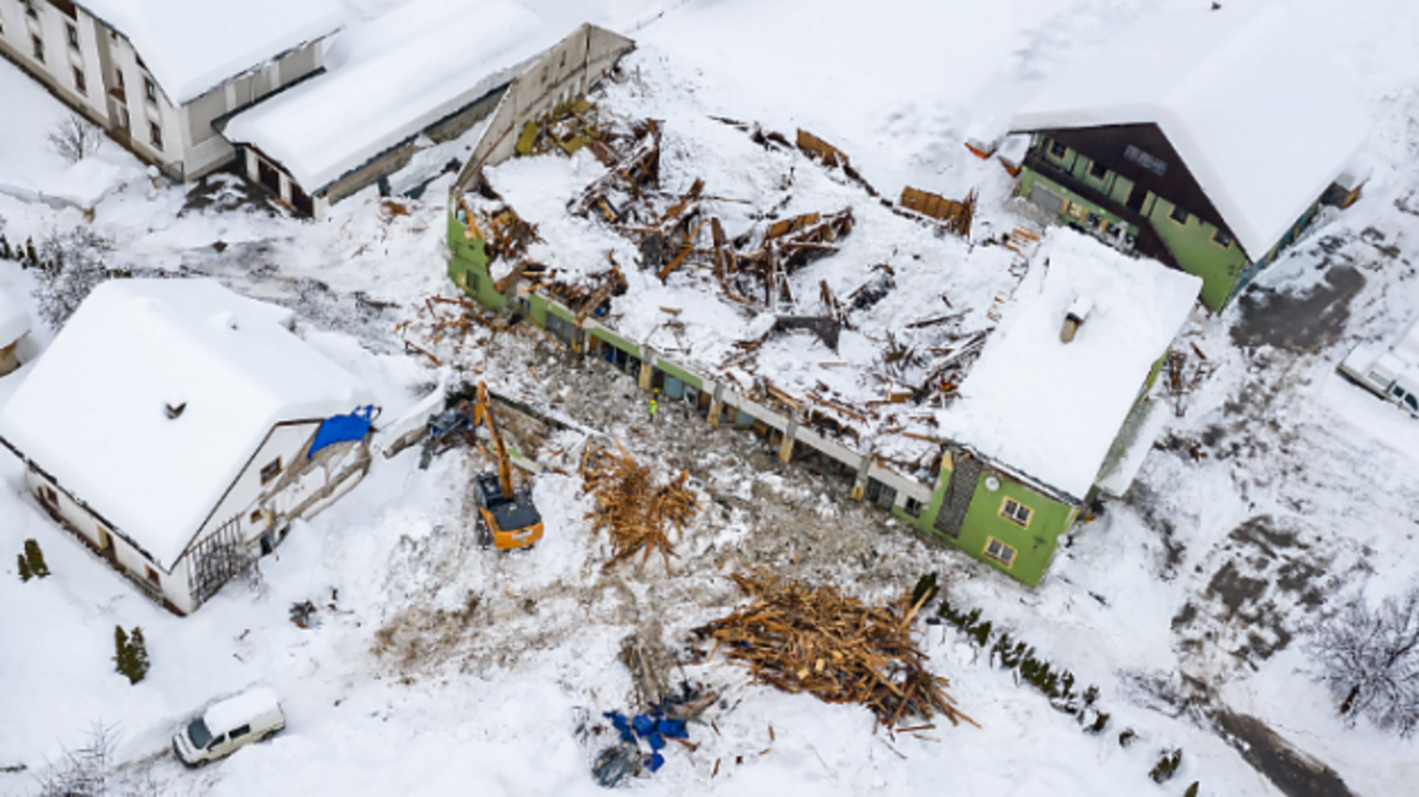 Заблоковані дороги і лавини: південь Австрії засипало снігом