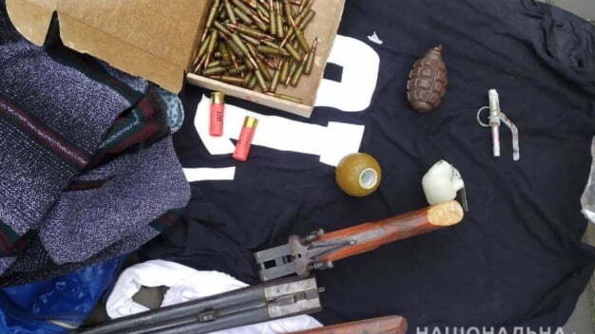 На Херсонщині у чоловіка прямо на вулиці знайшли зброю та гранати