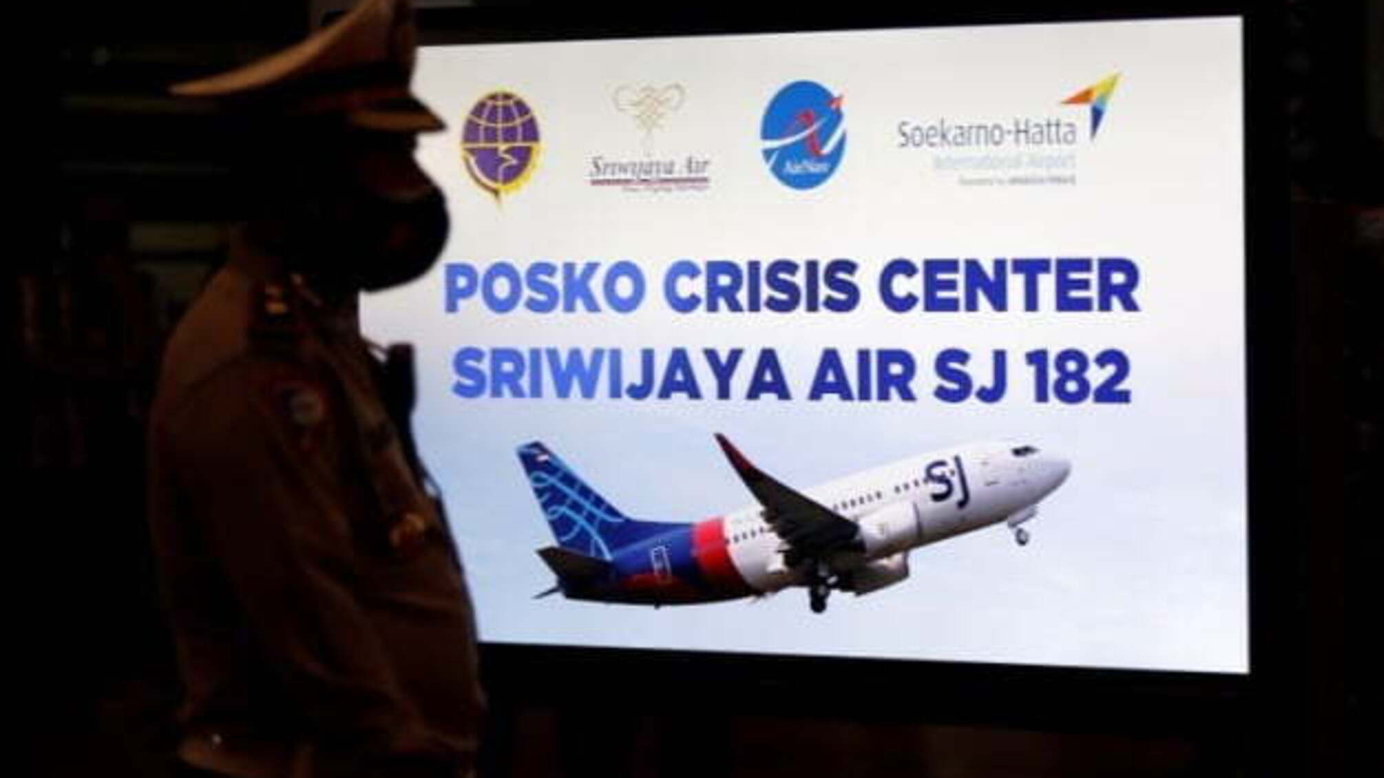 В Індонезії виявили «чорні скриньки» літака, що розбився