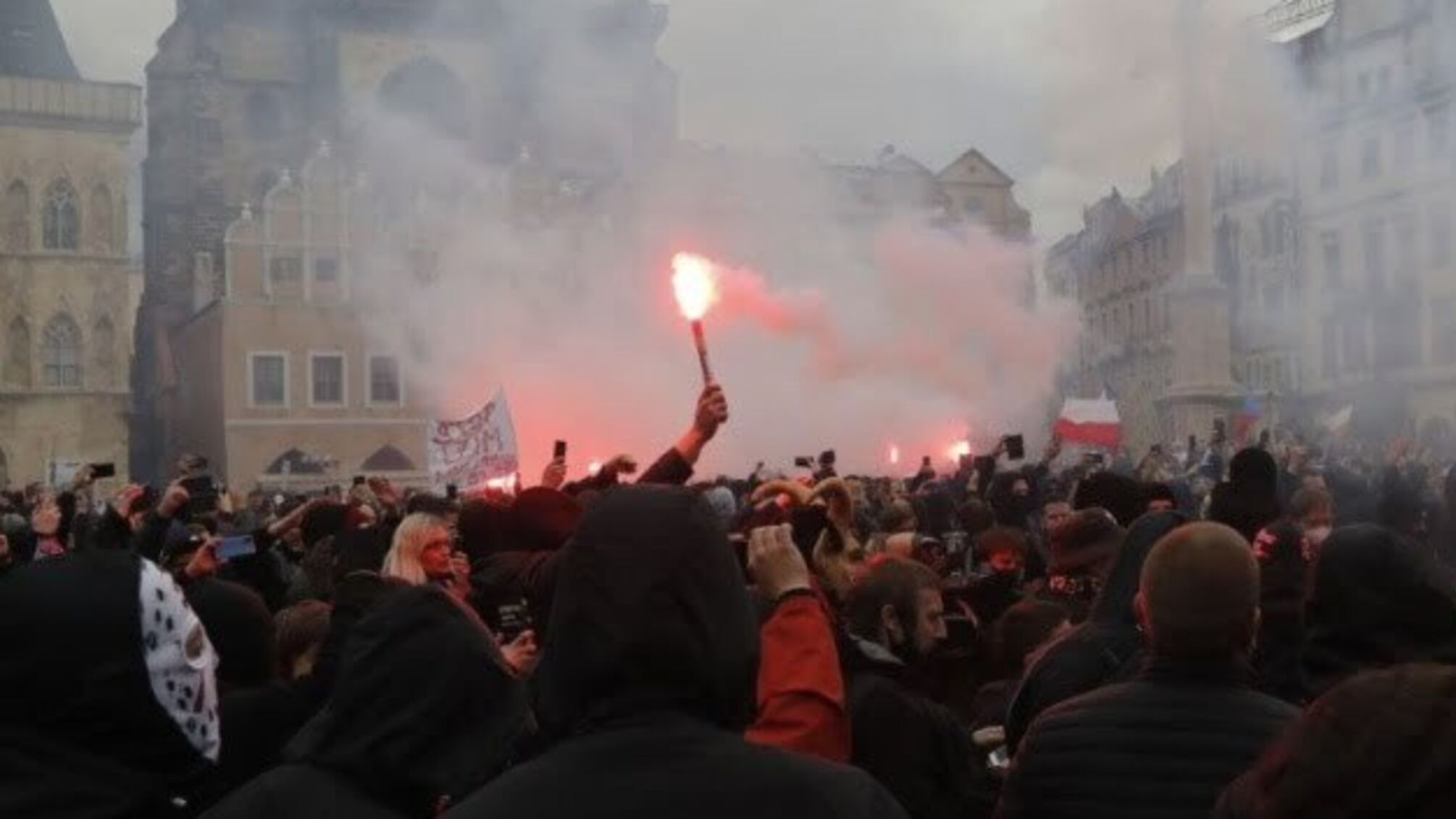 Тисячі чехів у неділю протестували проти локдауну