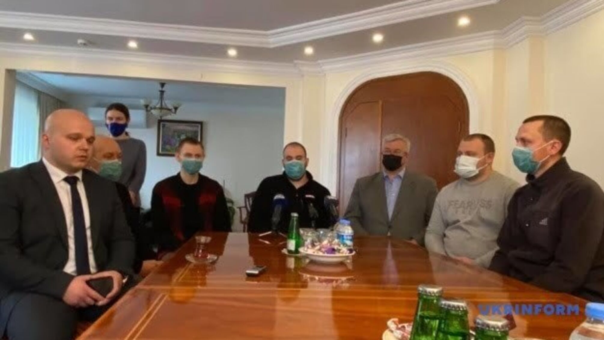 Врятовані українські моряки із судна Arvin прибули в Анкару