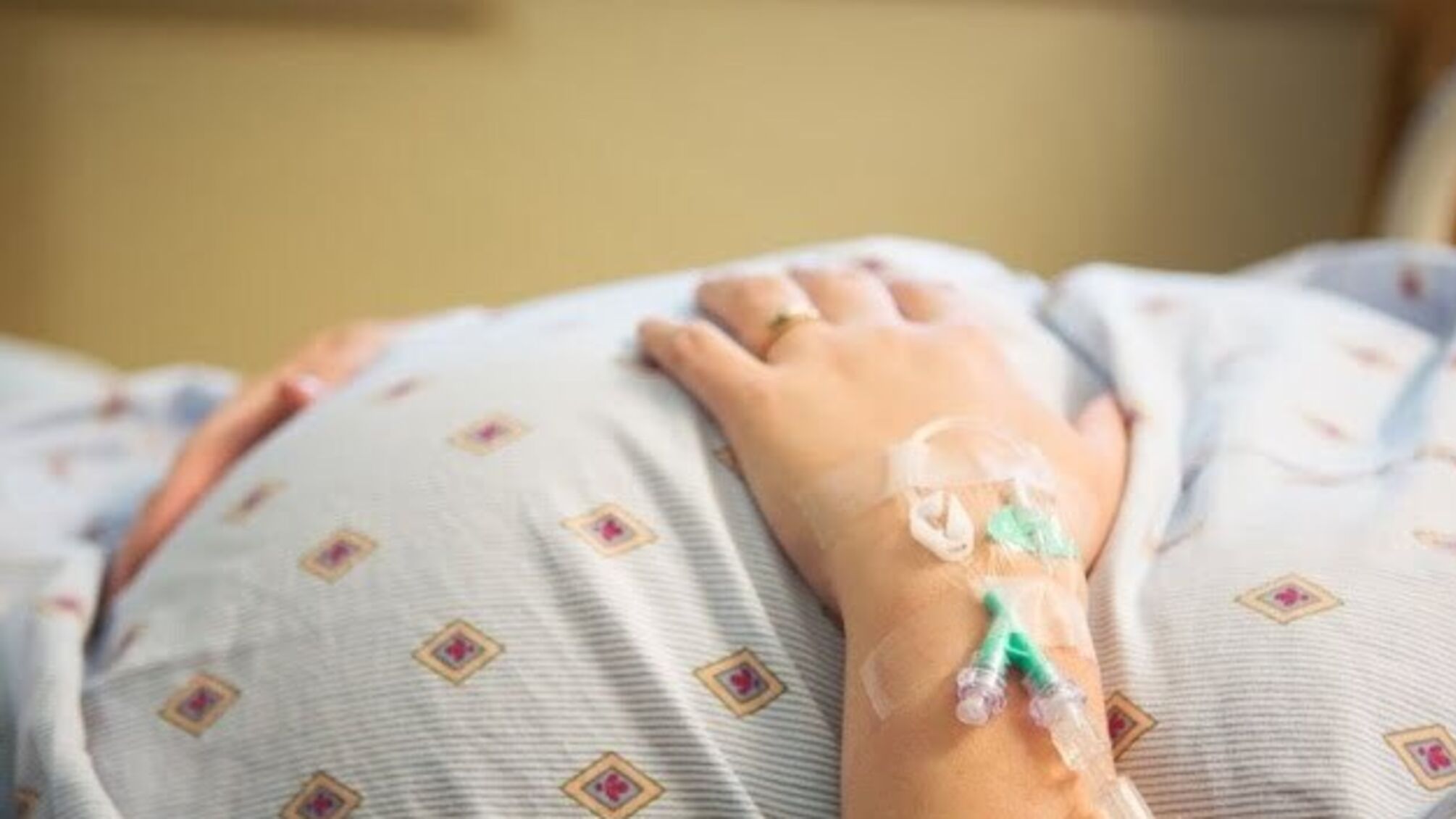 У Рівному розслідують причини смерті породіллі, яка народжувала вдома