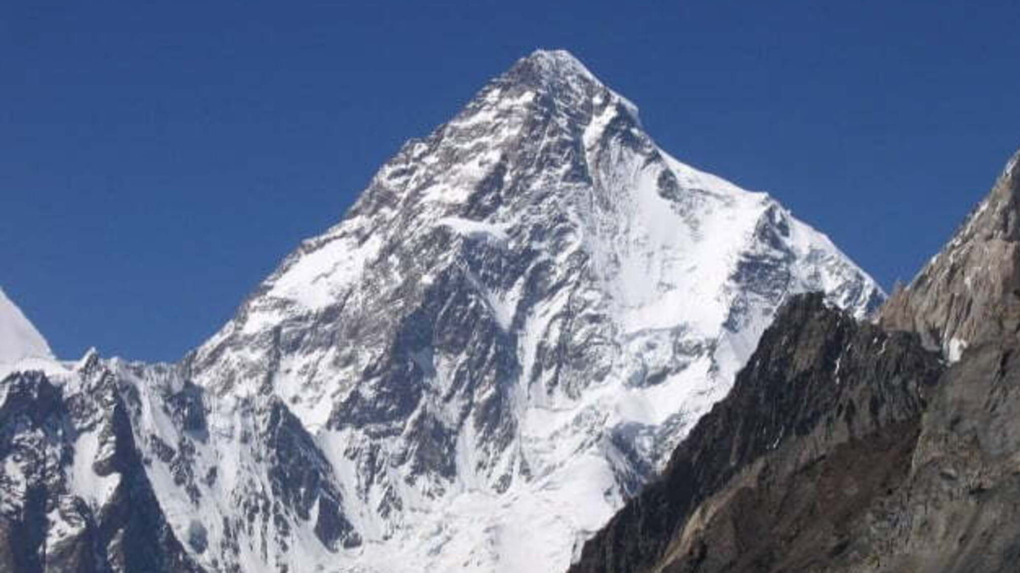 Другу найвищу гору світу вперше підкорили взимку